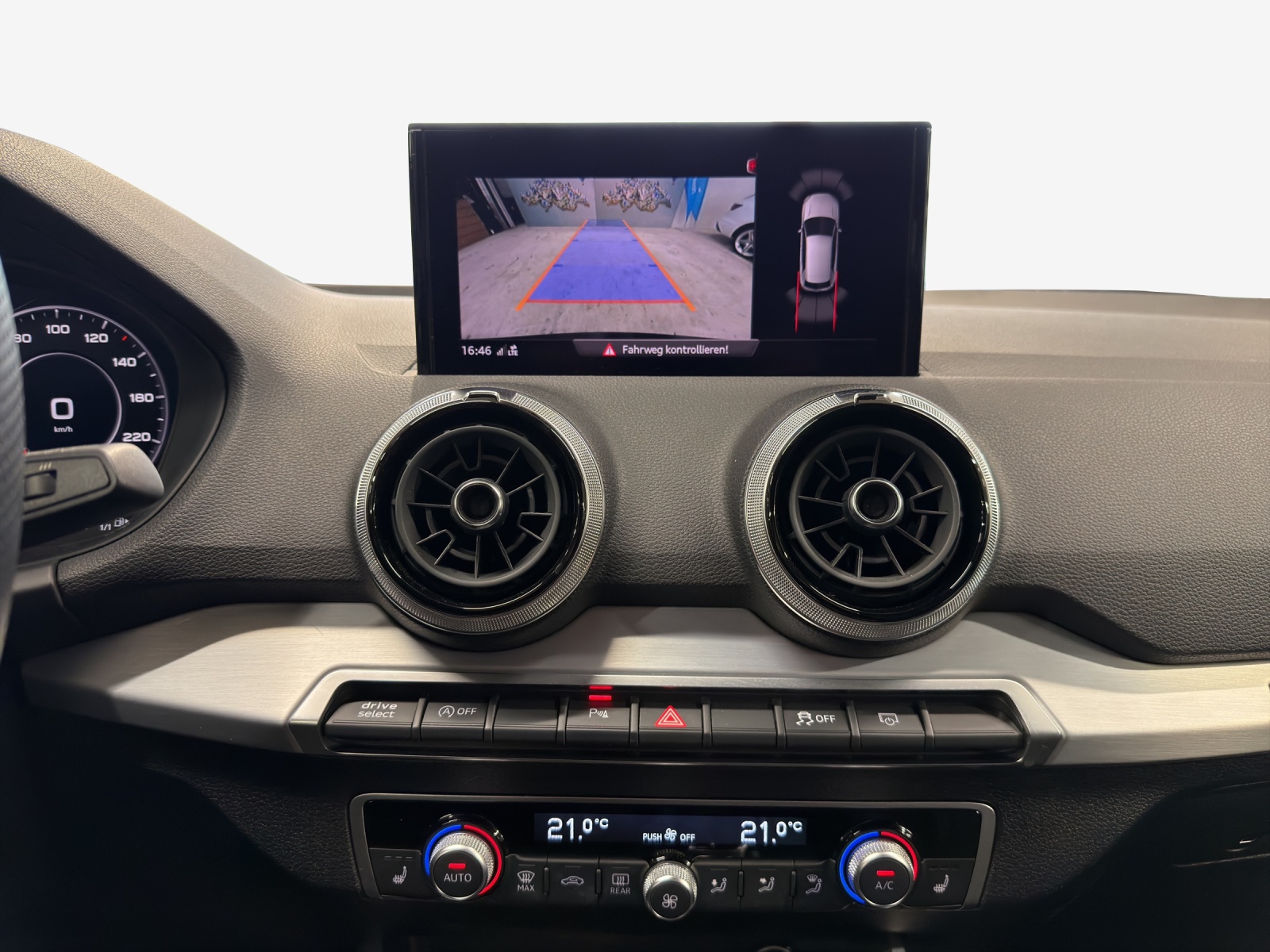 AUDI Q2 35 TDI S line quattro S-tronic-image-14