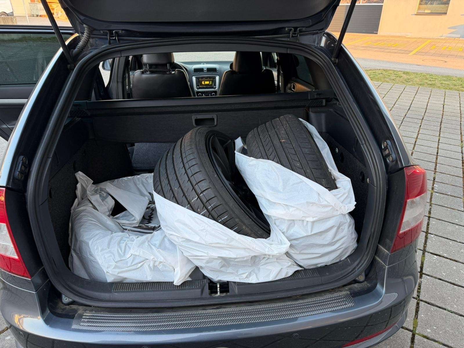 SKODA Octavia Combi 2.0 TSI RS DSG-image-15