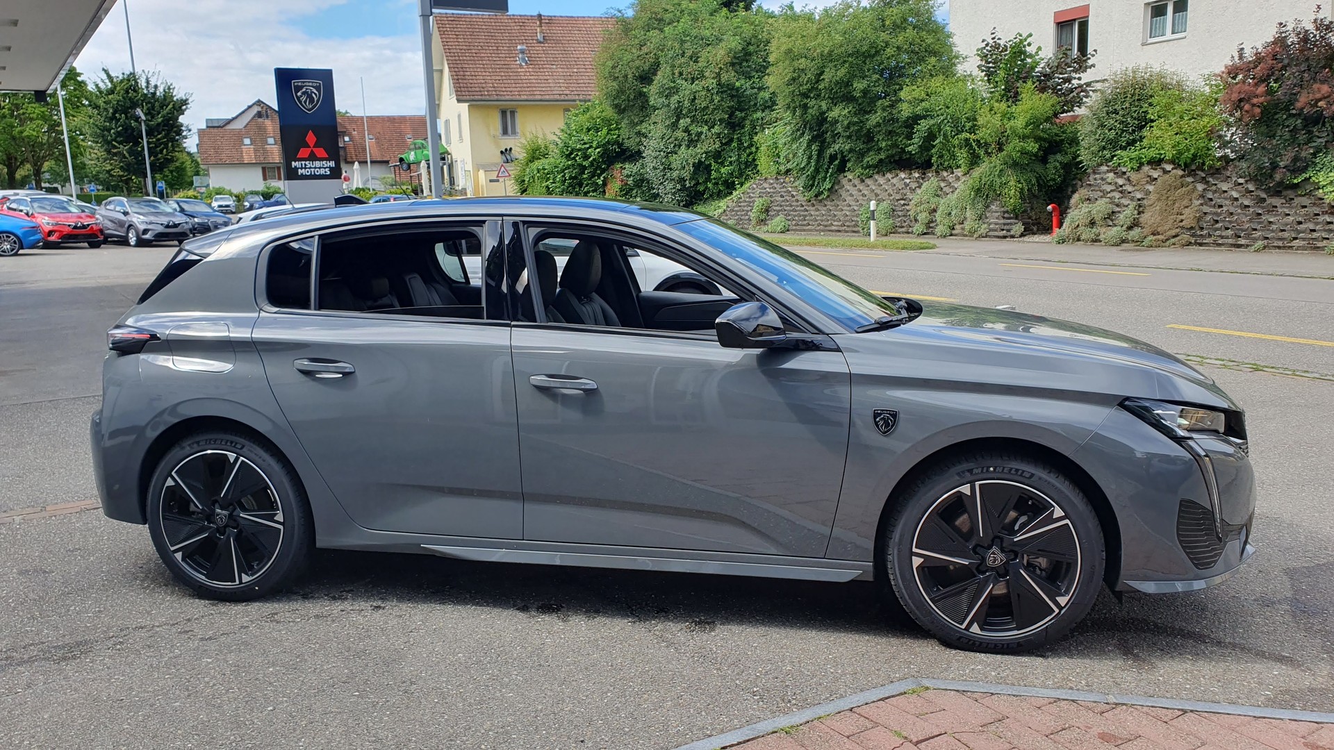 PEUGEOT E-308 GT-image-14