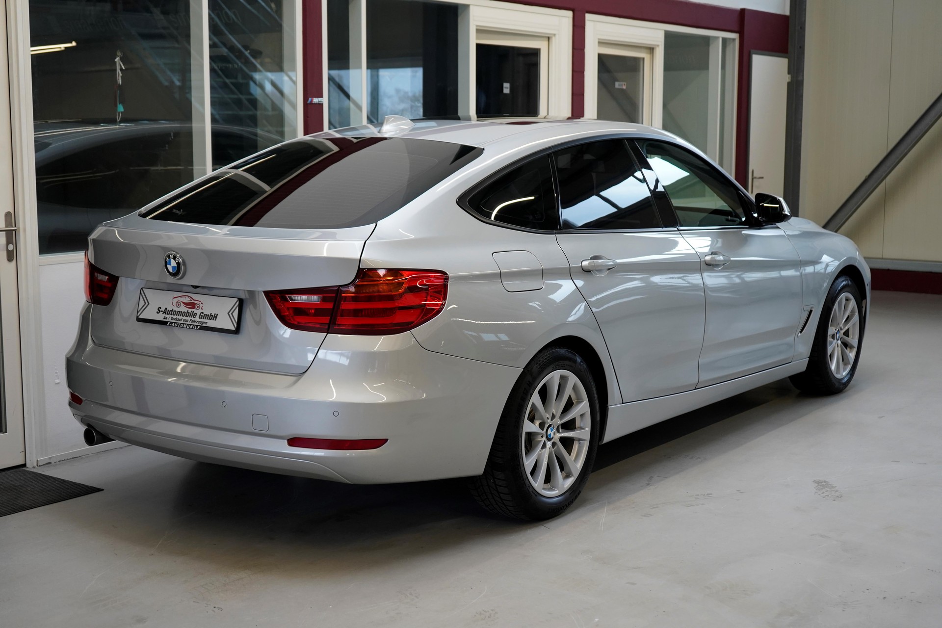 BMW 320d GT xDrive Luxury Line Steptronic-image-8