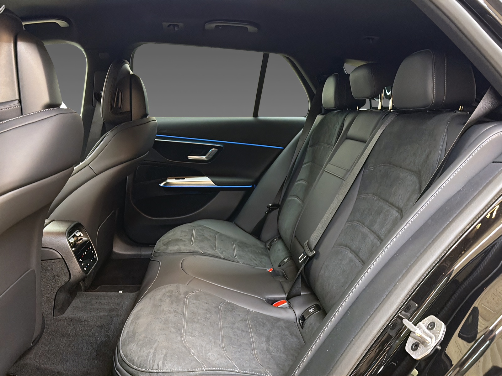 MERCEDES-BENZ E 220 d 4Matic T-Modell-image-15