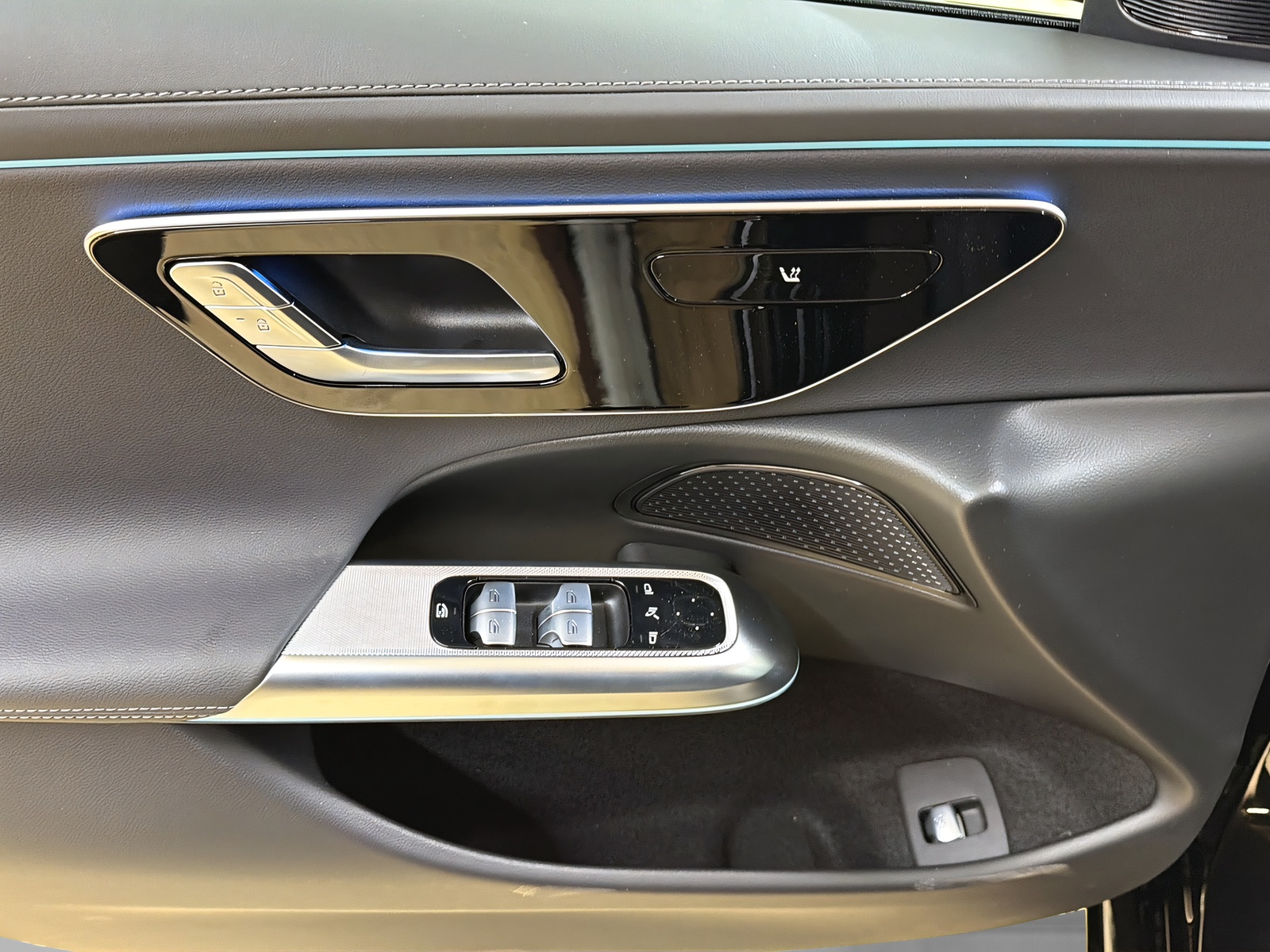 MERCEDES-BENZ E 220 d 4Matic T-Modell-image-14
