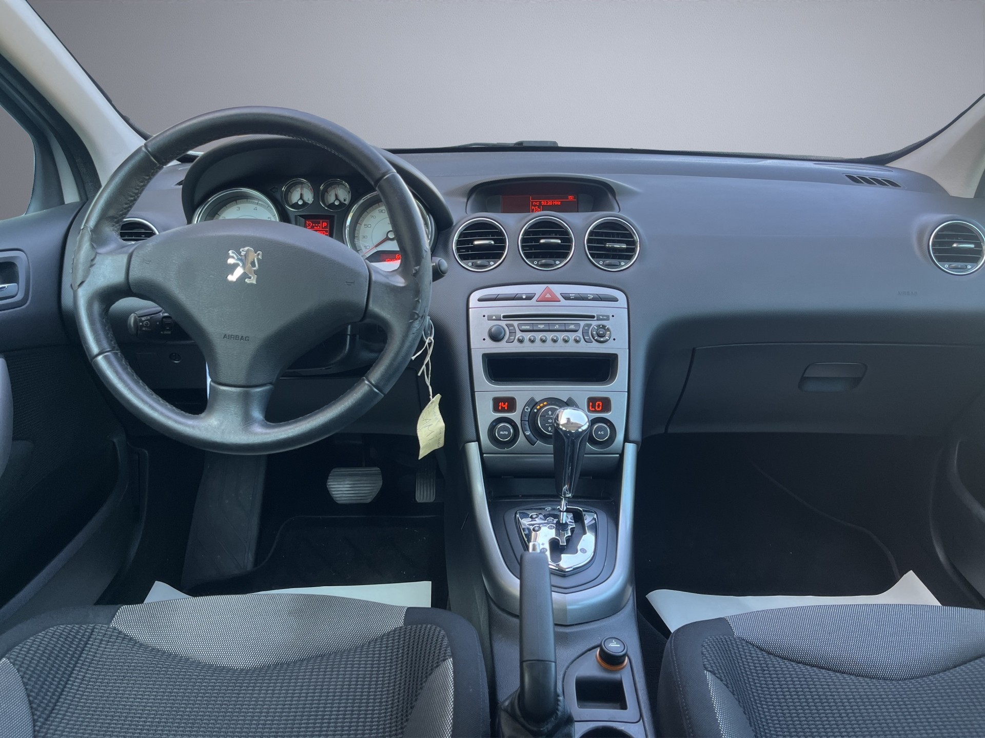 PEUGEOT 308 1.6 16V VTI Sport Automatic-image-9