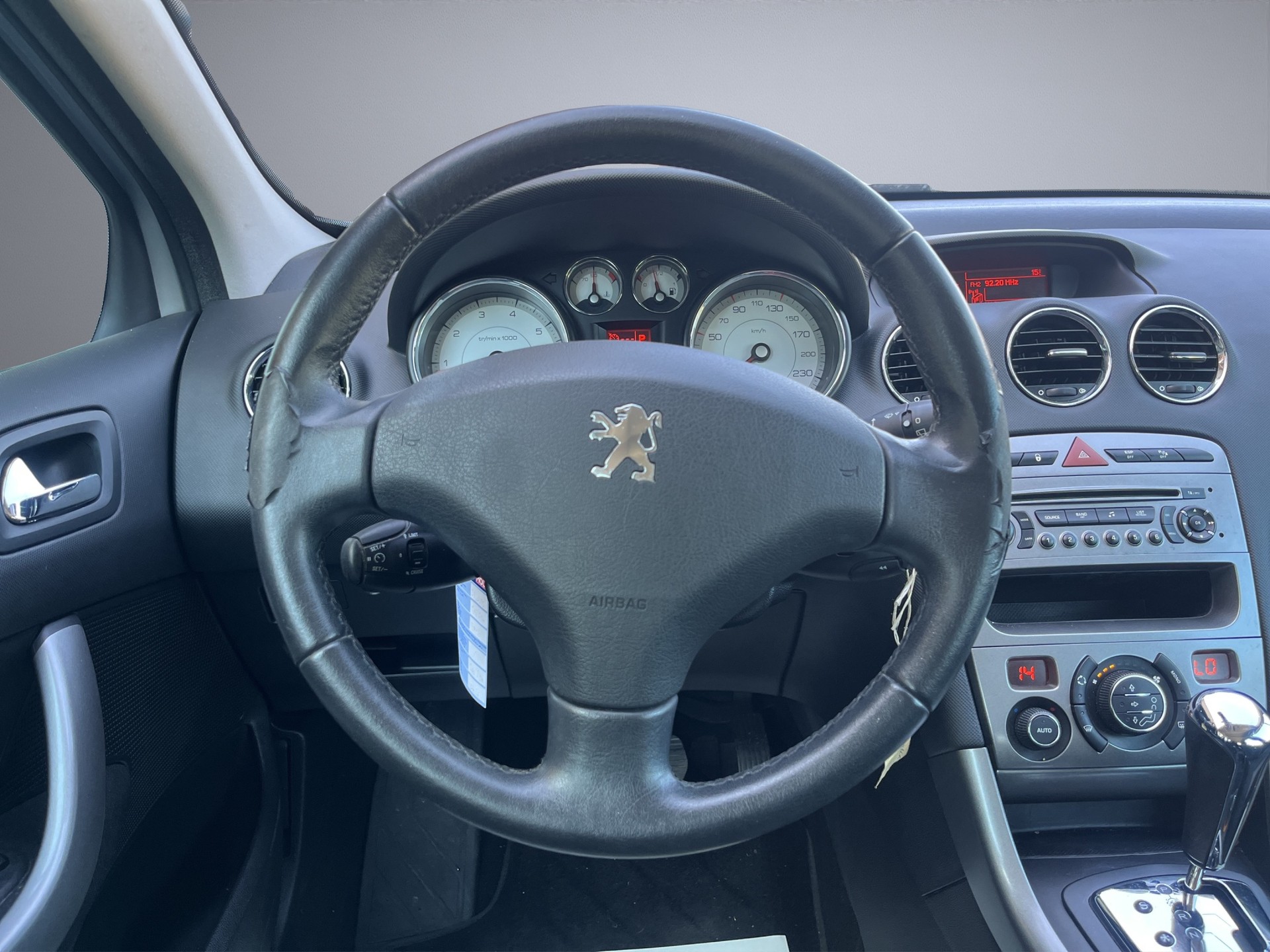 PEUGEOT 308 1.6 16V VTI Sport Automatic-image-10