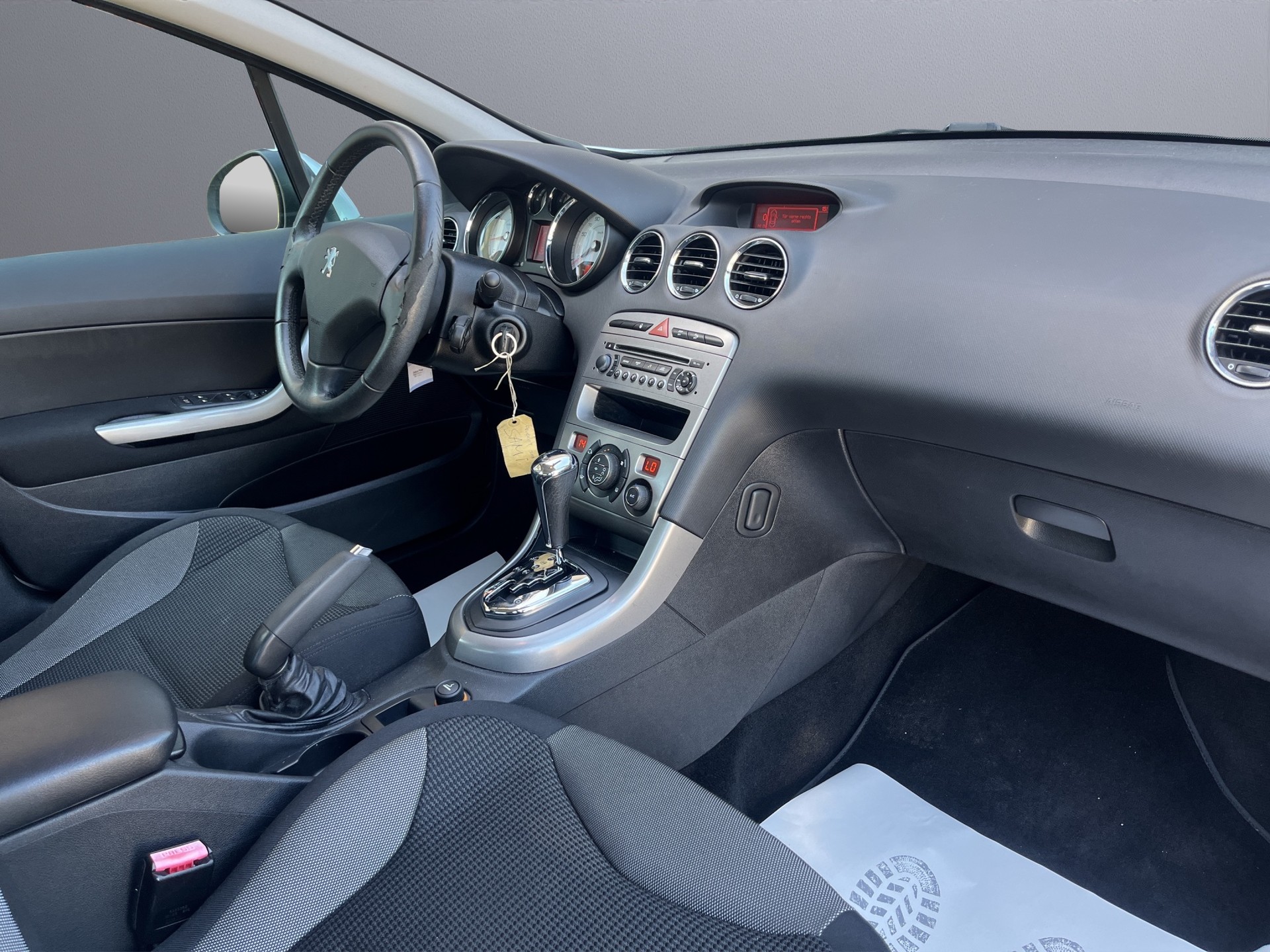 PEUGEOT 308 1.6 16V VTI Sport Automatic-image-13