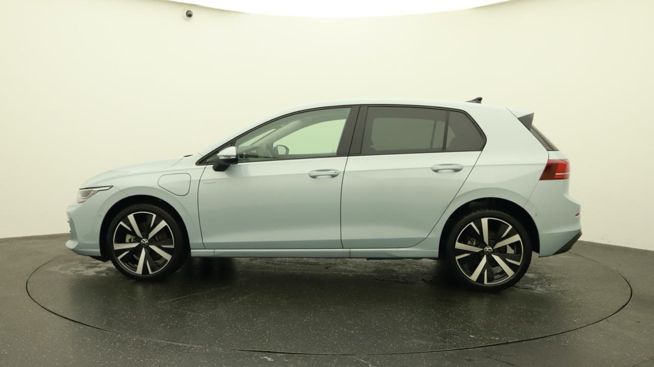VW Golf VIII 1.5 TSI PHEV Limited-showroom-element-1