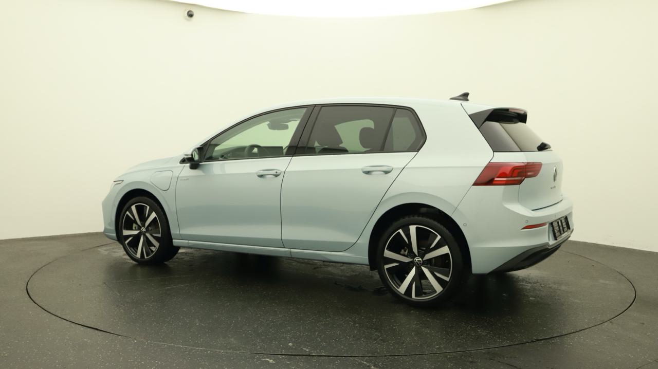VW Golf VIII 1.5 TSI PHEV Limited-showroom-element-2