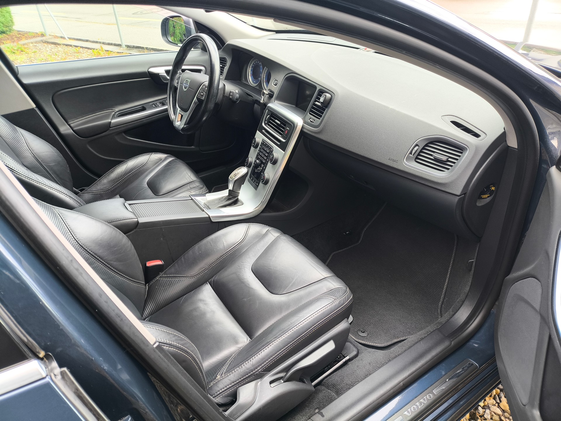 VOLVO V60 D3 R-Design Geartronic-image-8