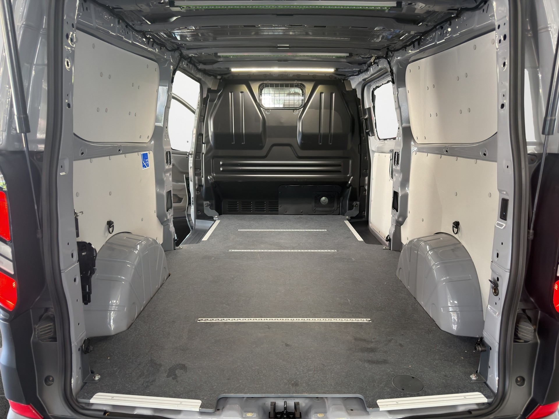 FORD Transit Custom Van 320 L2H1 Sport Automat 4x4-image-13