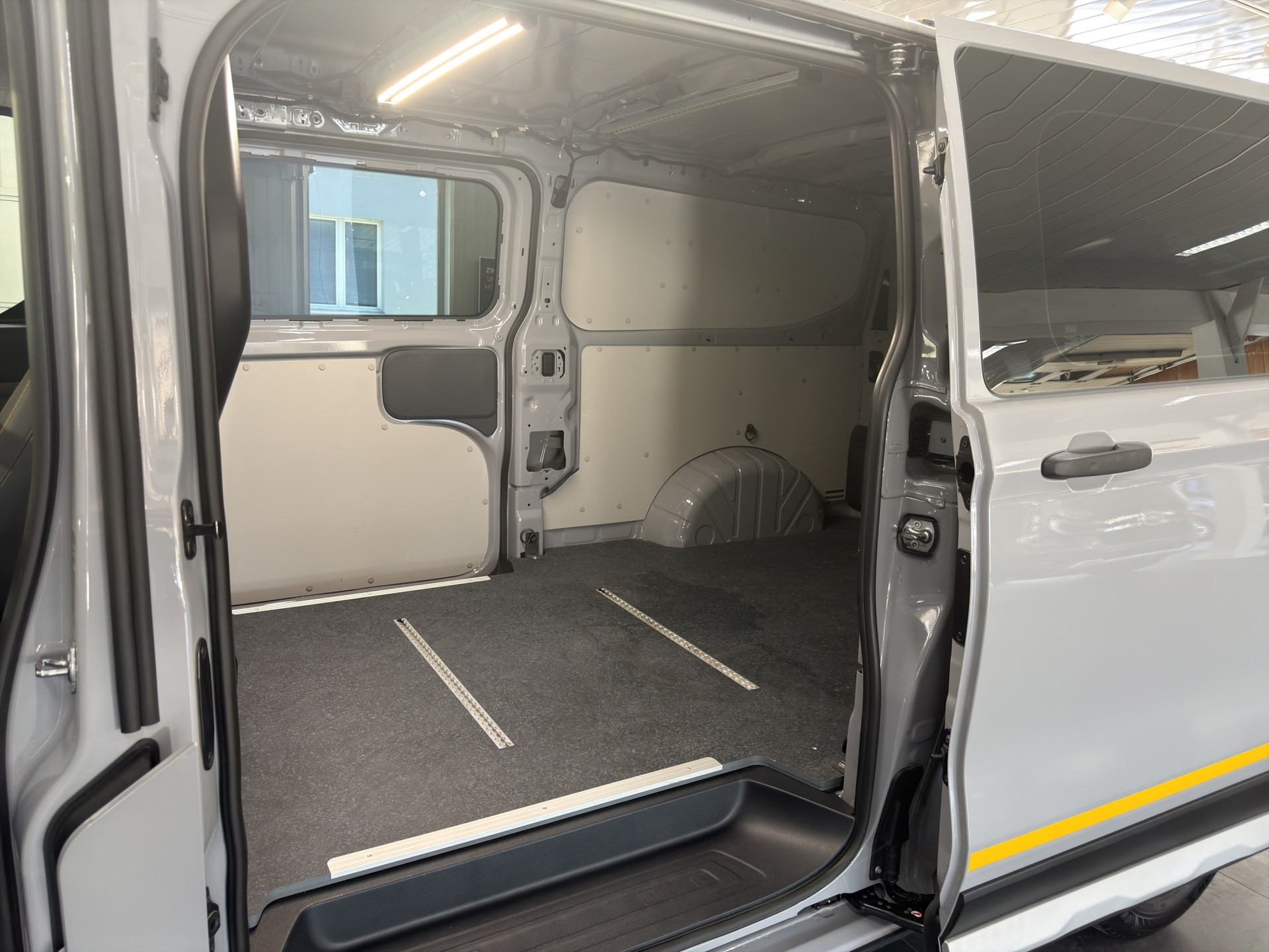 FORD Transit Custom Van 320 L2H1 Sport Automat 4x4-image-12