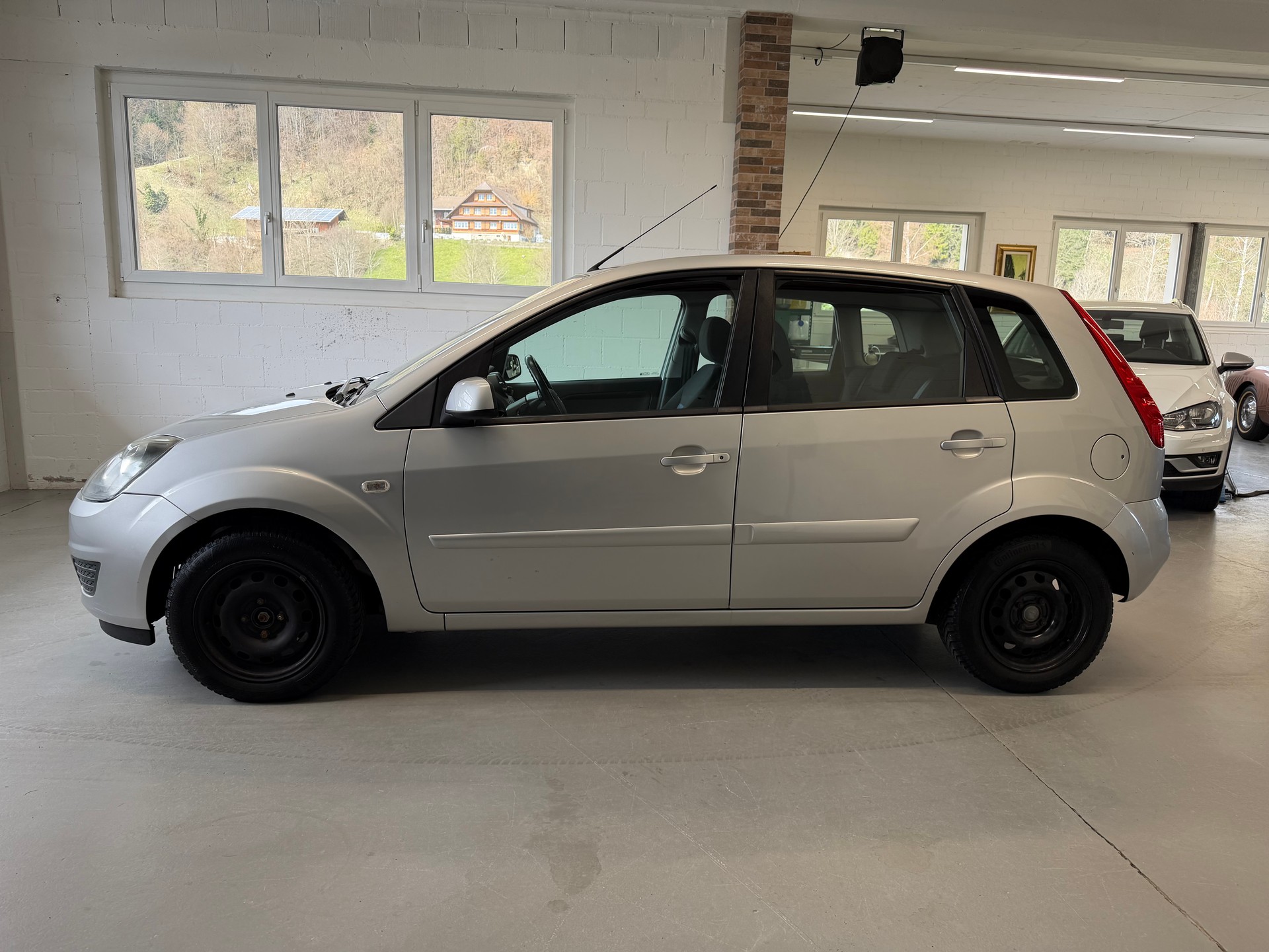 FORD Fiesta 1.4 16V Ambiente-image-1