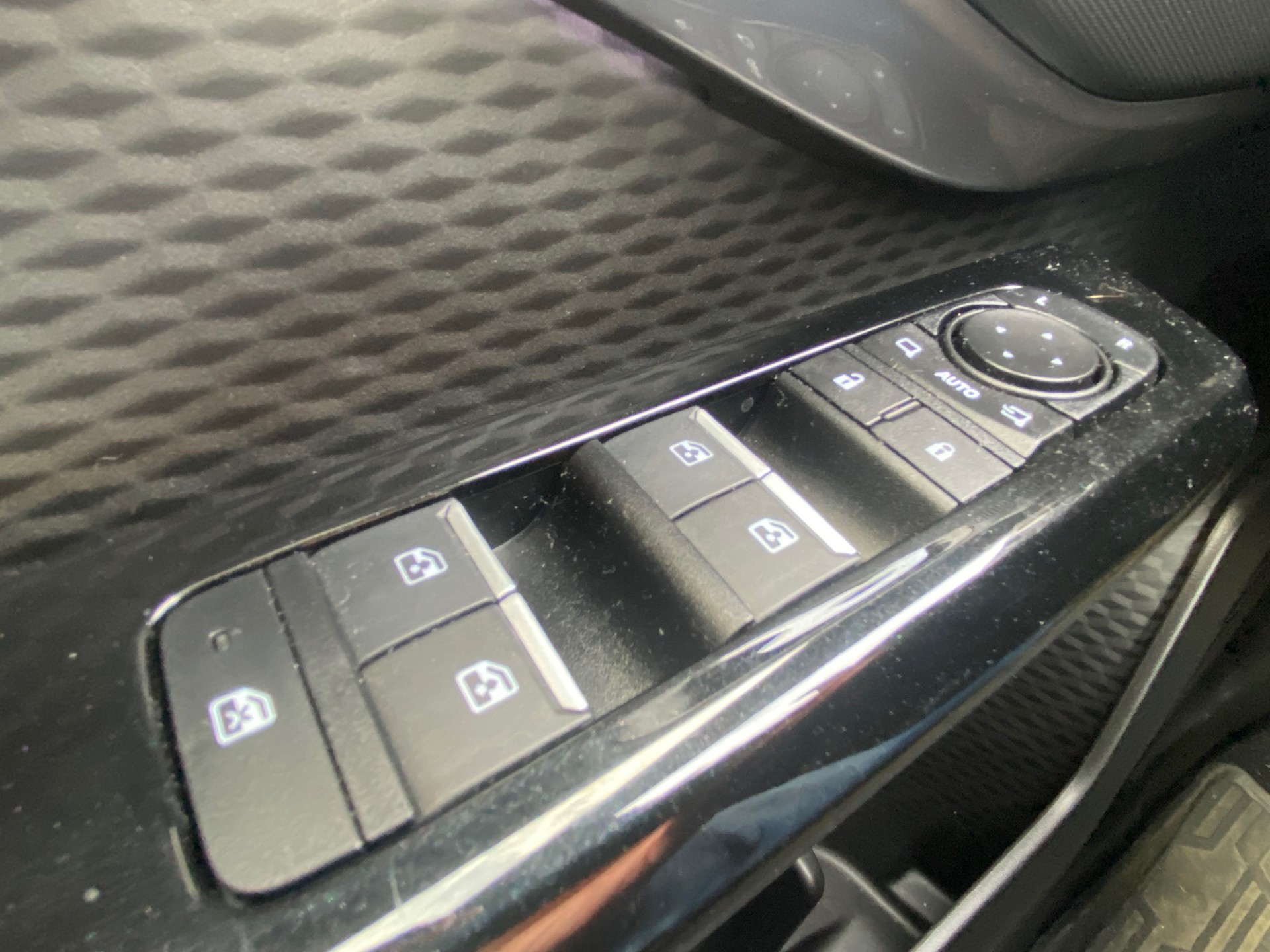 TOYOTA Urban Cruiser 61 kWh Trend AWD-image-5