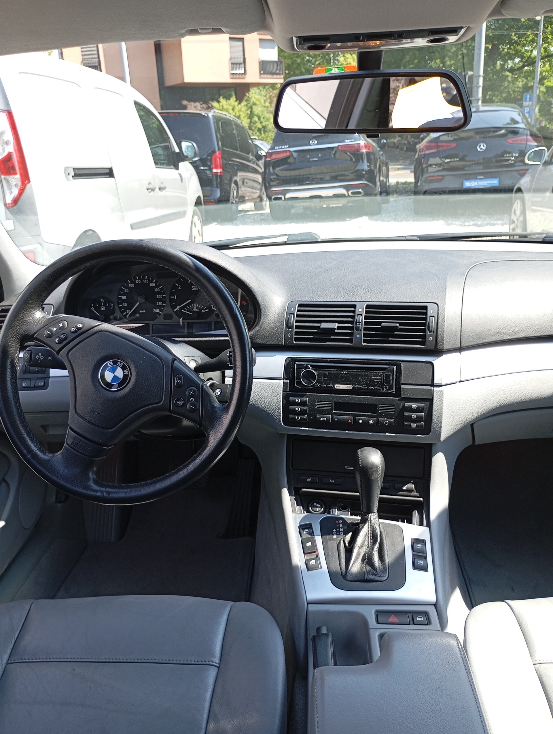 BMW 328i-image-10
