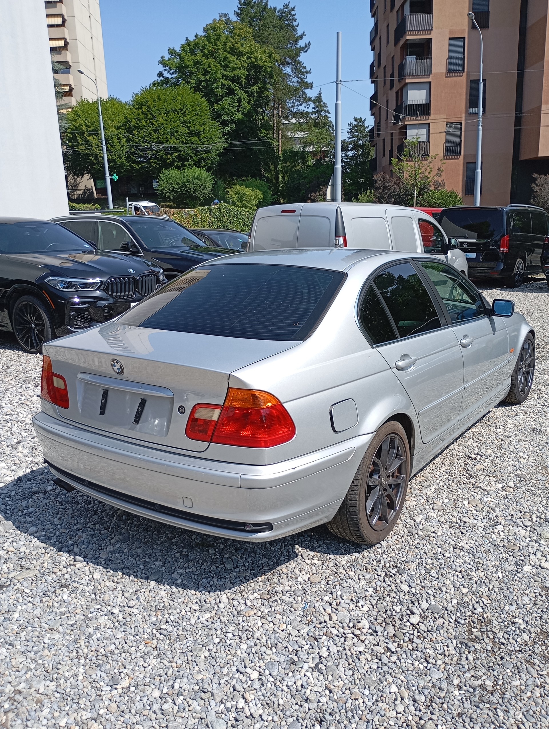 BMW 328i-image-5
