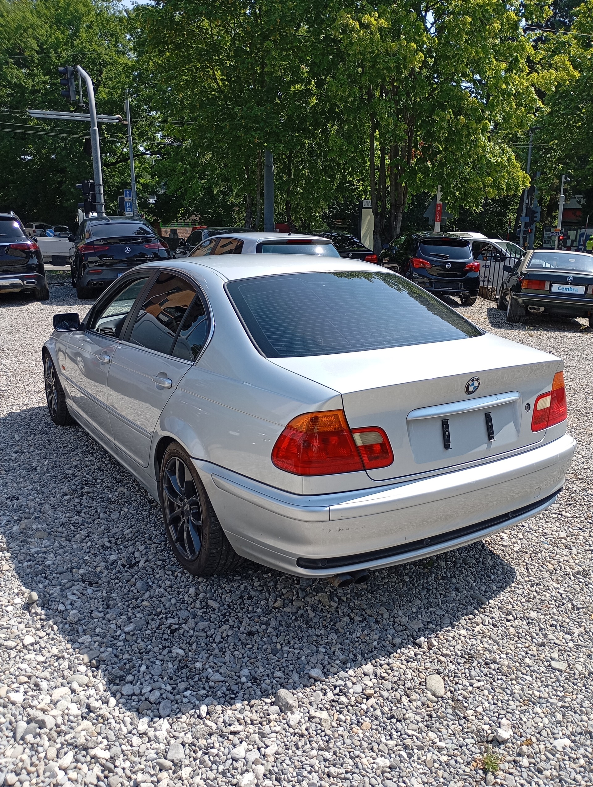 BMW 328i-image-8