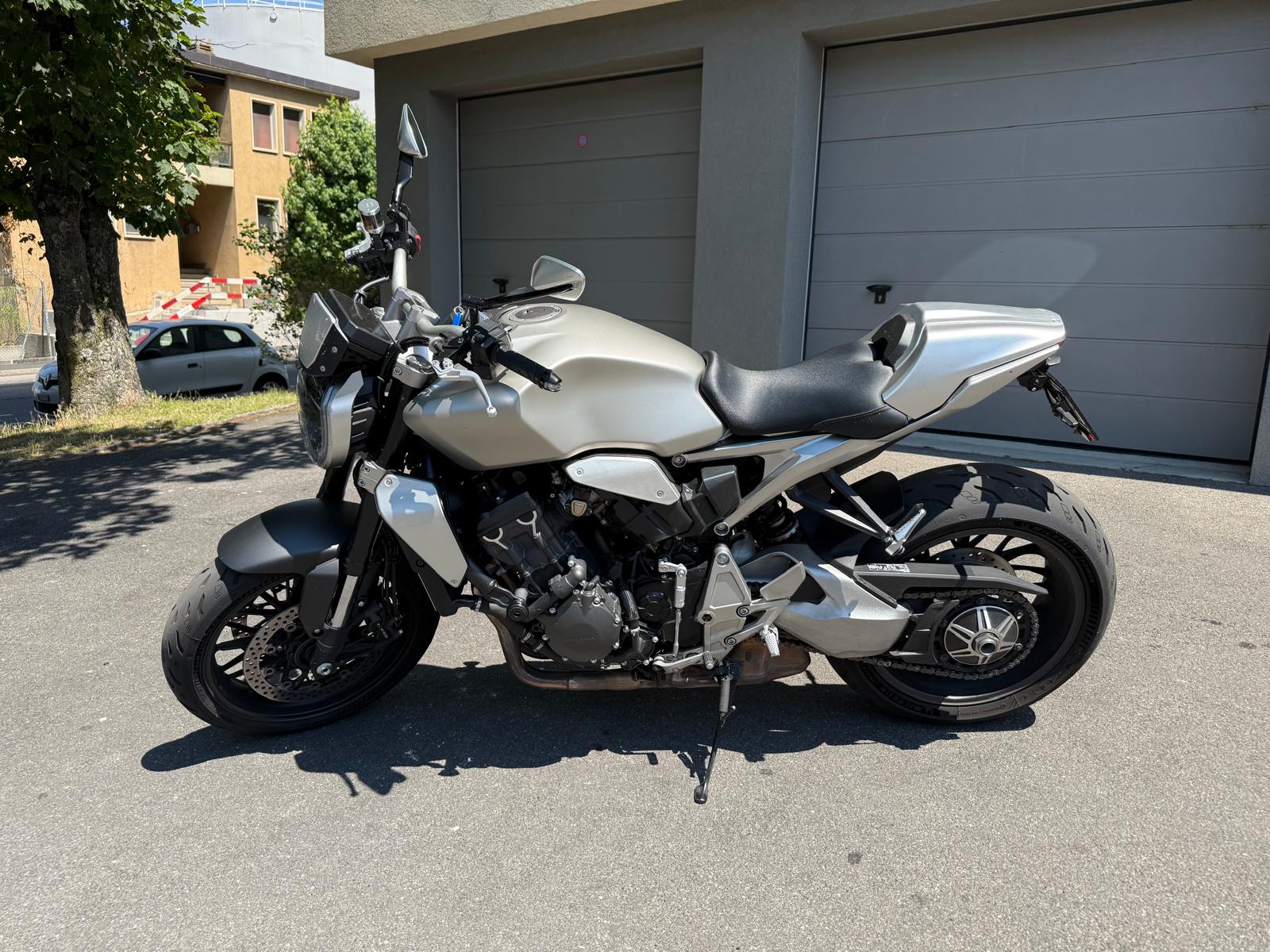 HONDA CB 1000 R Silver Edition-showroom-element-2