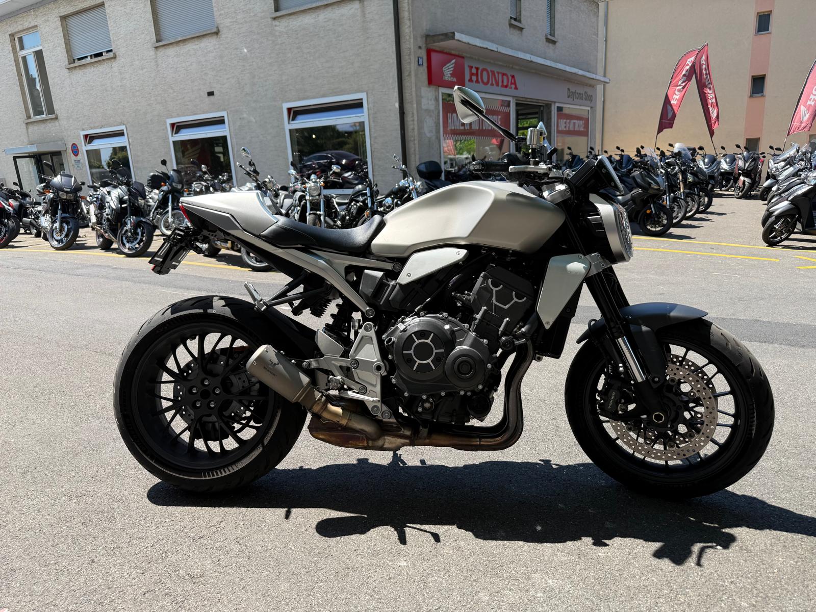 HONDA CB 1000 R Silver Edition-showroom-element-3