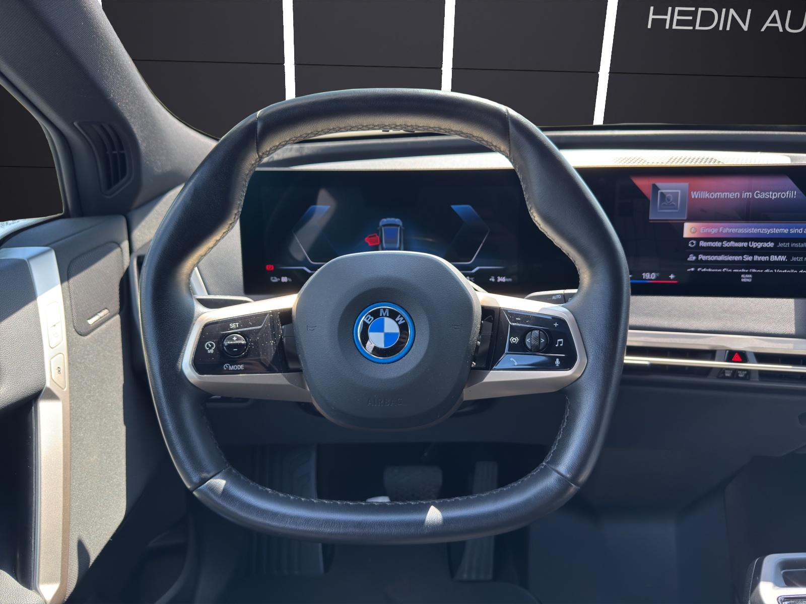 BMW iX xDrive40-image-11
