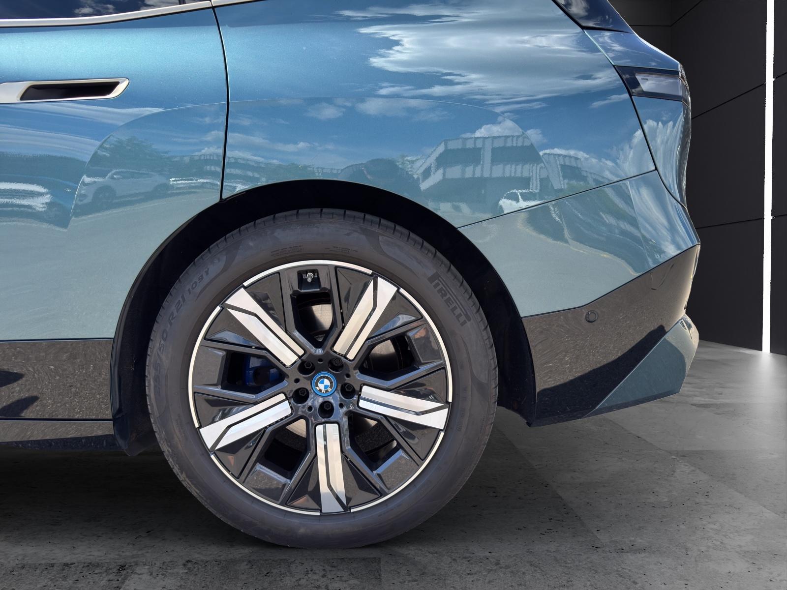 BMW iX xDrive40-image-8