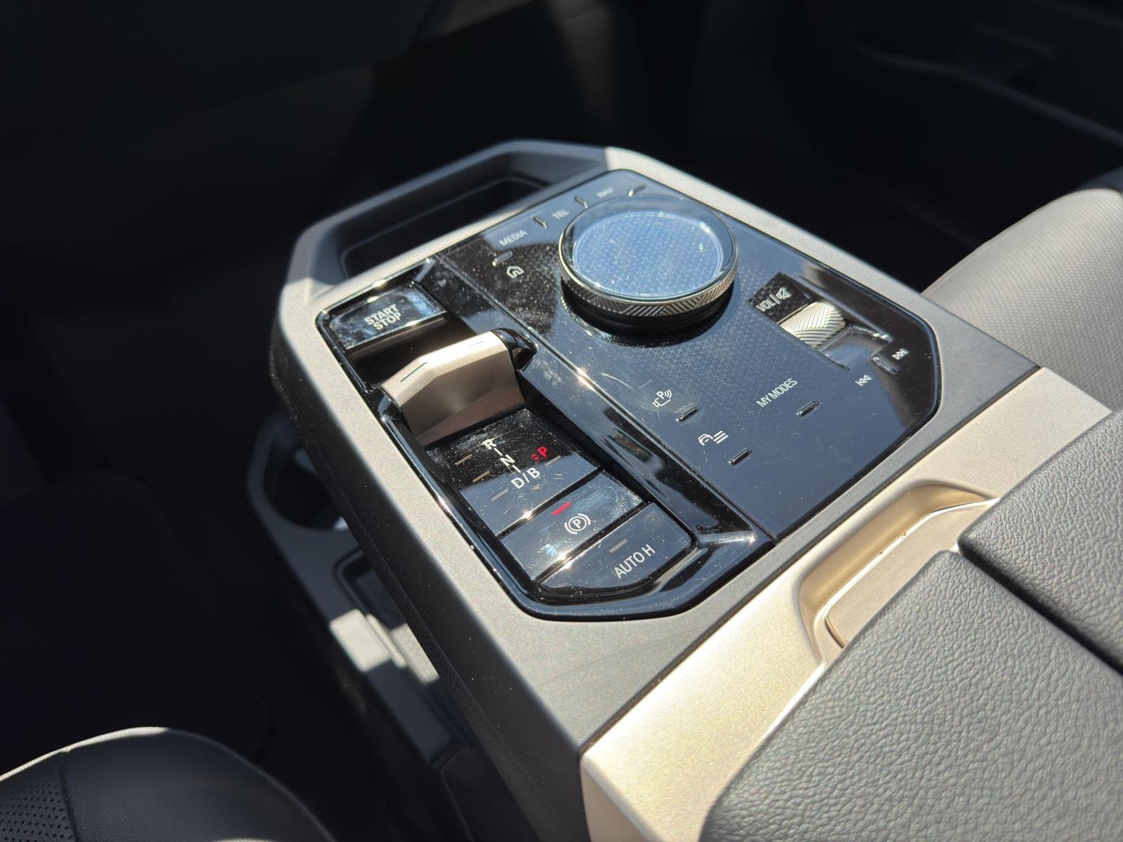 BMW iX xDrive40-image-14