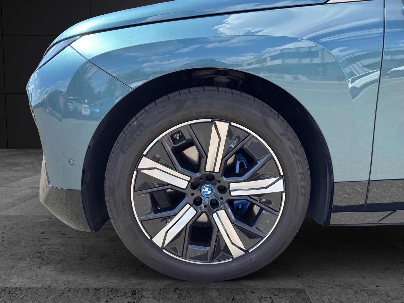 BMW iX xDrive40-image-7