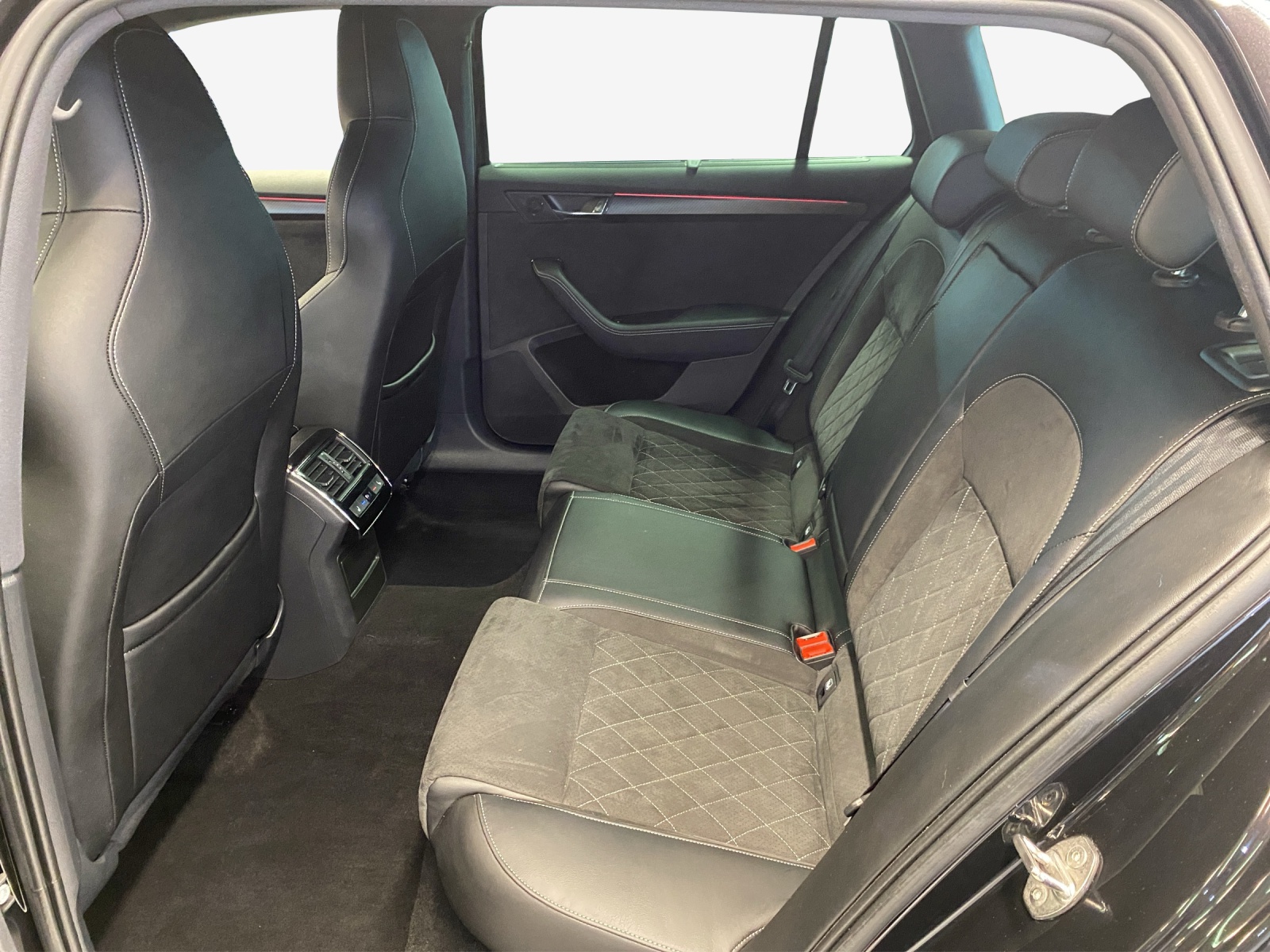 SKODA Superb Combi 2.0 TSI SportLine 4x4 DSG-image-11