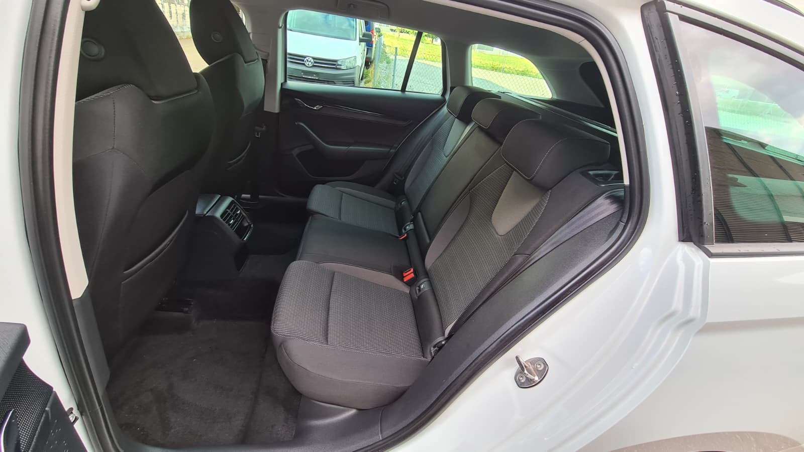 SKODA Octavia Combi 2.0 TDI Ambition ** Gr-Navi ** RF-Kamera ** Sitzheizung ** Abstandsregelsysteme ** Modell 2021 **-image-18