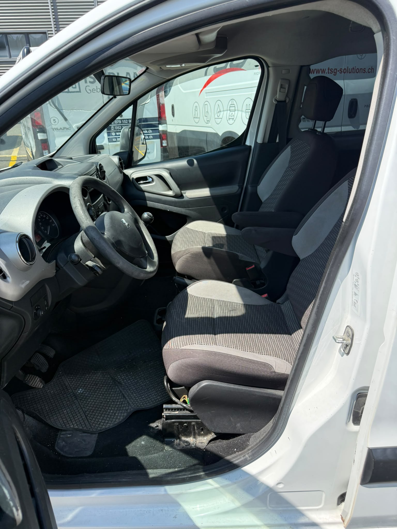 PEUGEOT Partner 1.6 HDI Trendy Clim (Pack)-image-9
