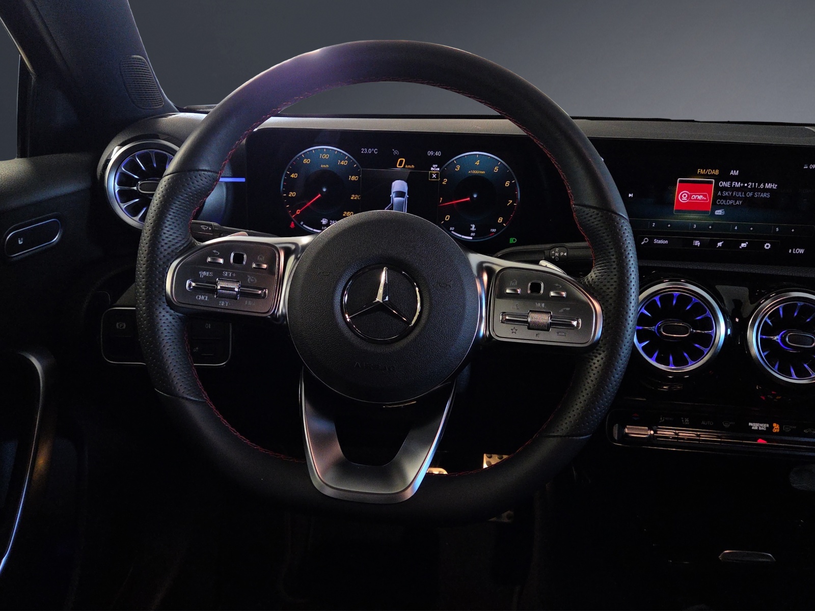 MERCEDES-BENZ A 200 AMG Line-image-13