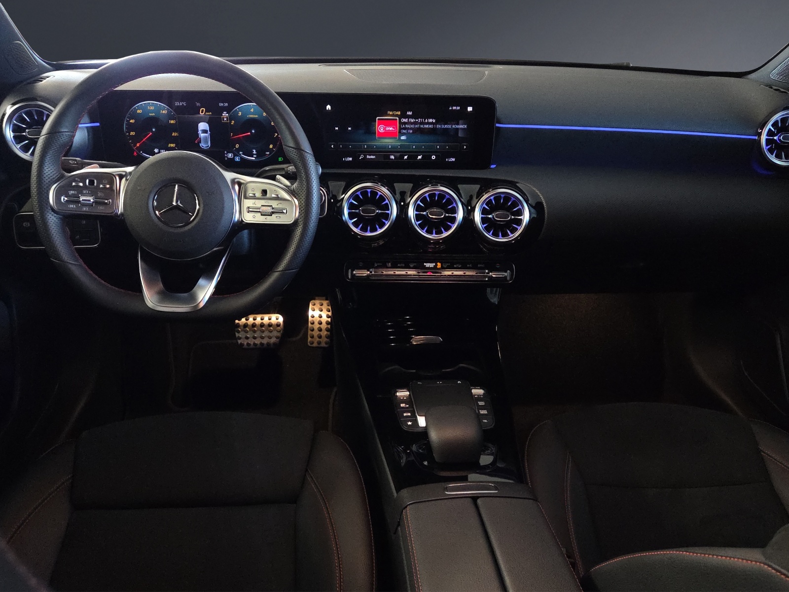 MERCEDES-BENZ A 200 AMG Line-image-11