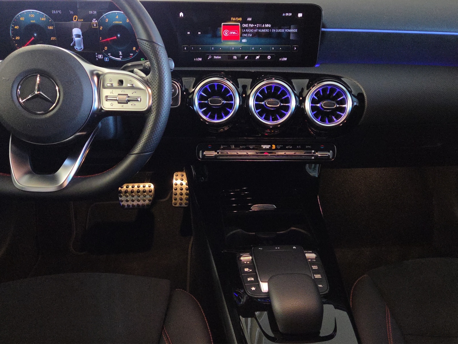 MERCEDES-BENZ A 200 AMG Line-image-12