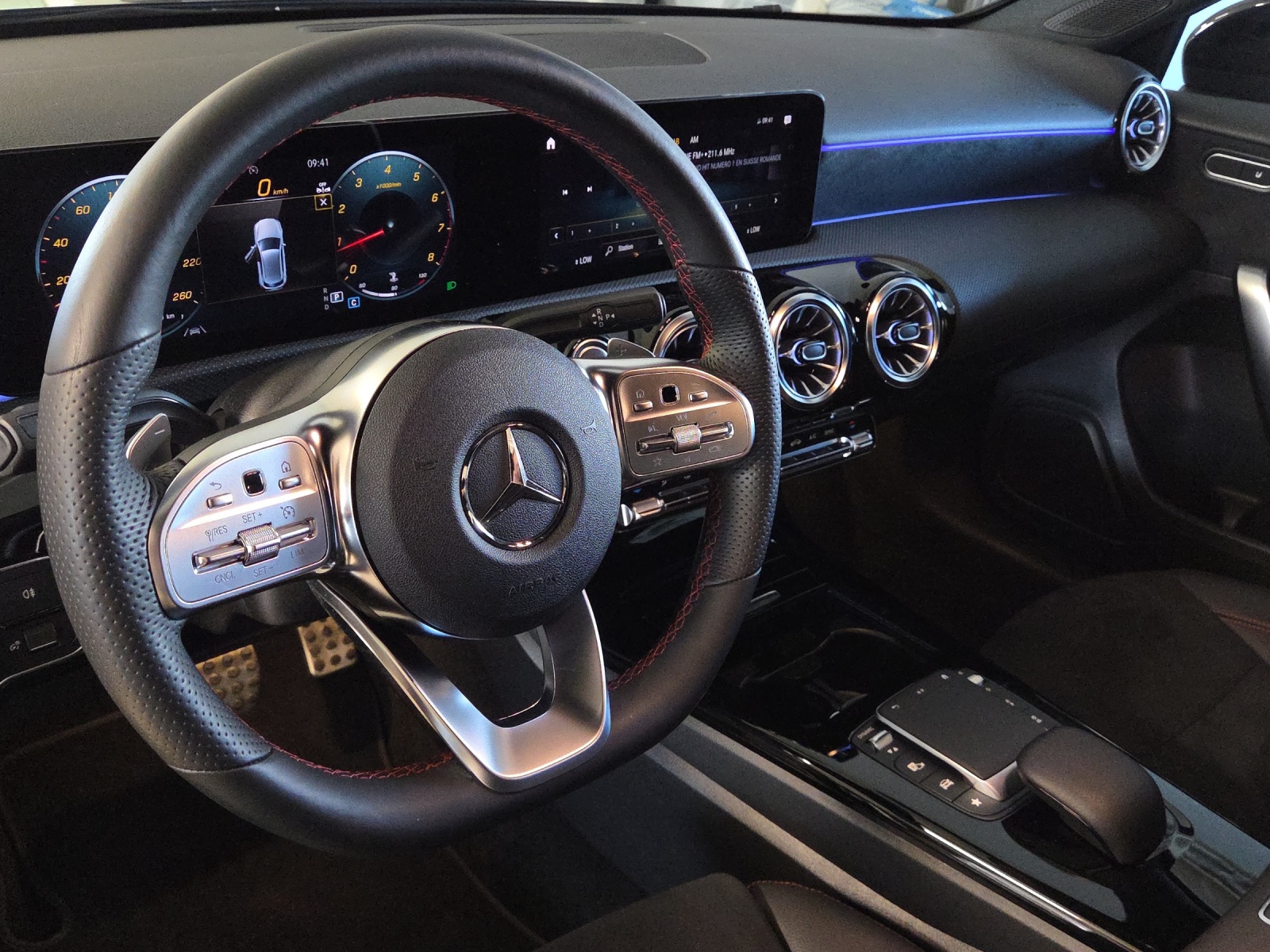 MERCEDES-BENZ A 200 AMG Line-image-14