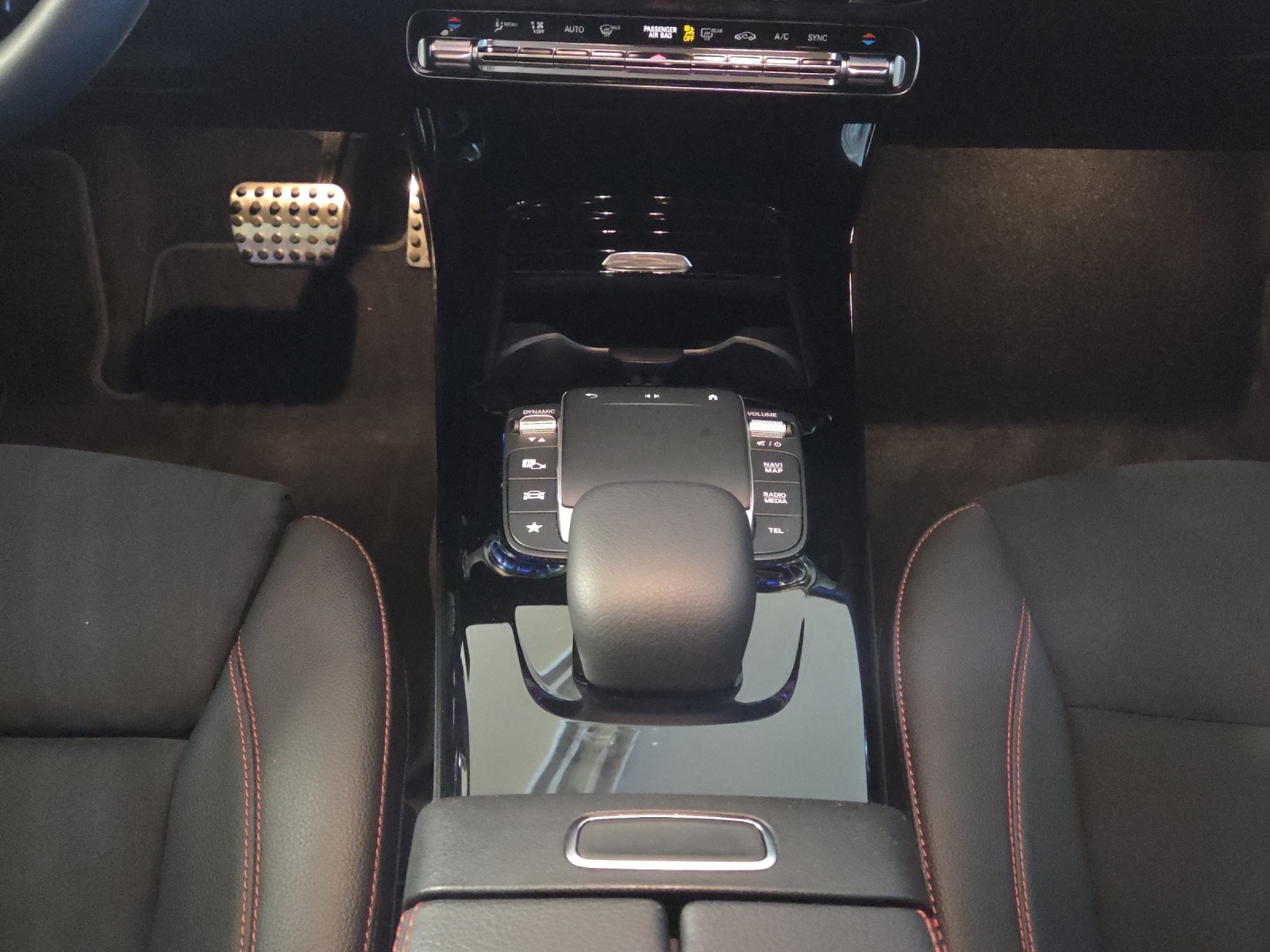 MERCEDES-BENZ A 200 AMG Line-image-18