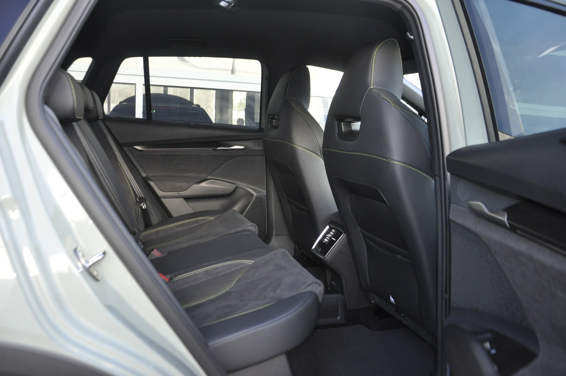 SKODA Elroq RS 4x4 I Anhängerkupplung-image-8