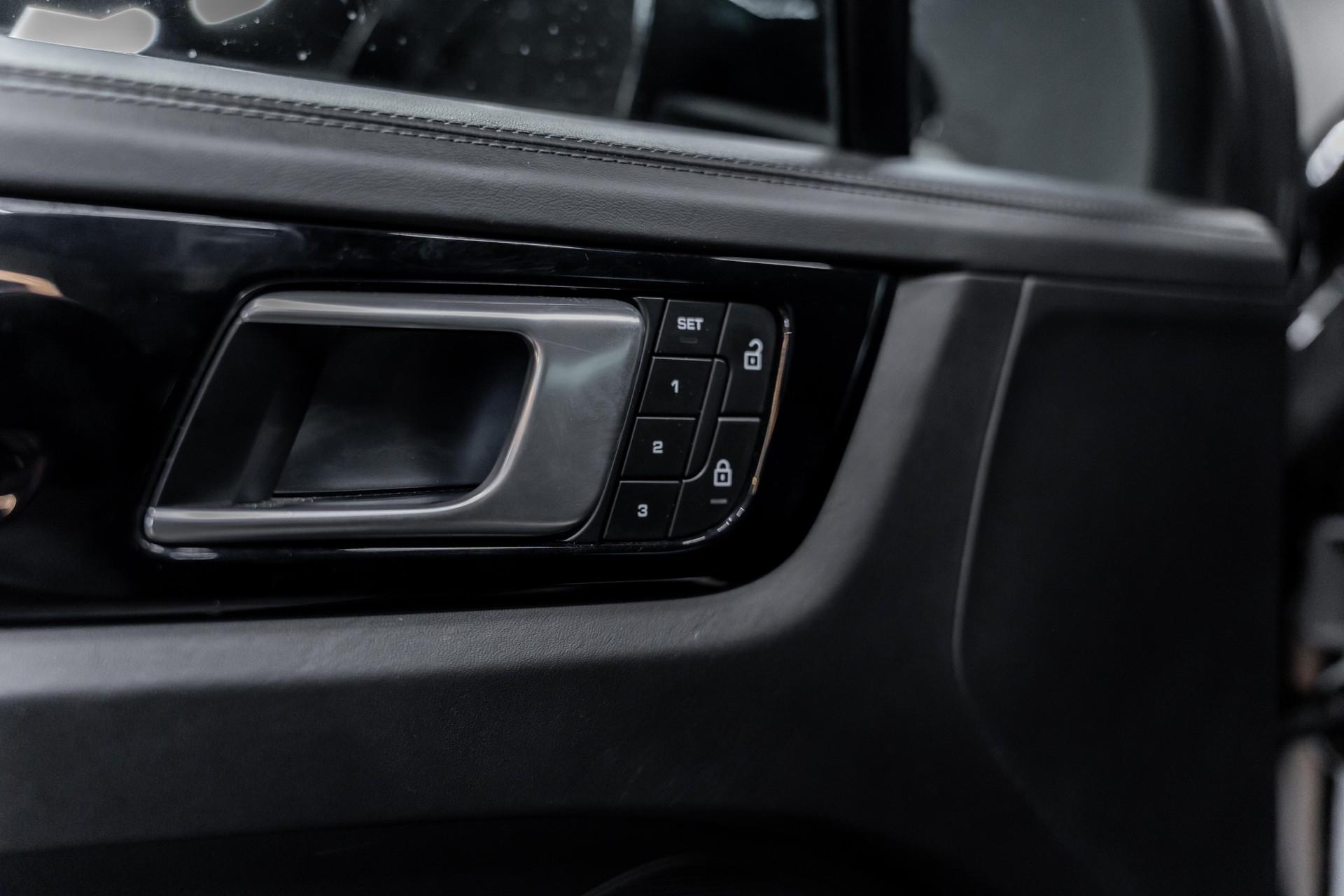 PORSCHE Cayenne Coupé Platinum Edition / CH Auto / Garantie / Pano-Dach / Full Black uvm..-image-13