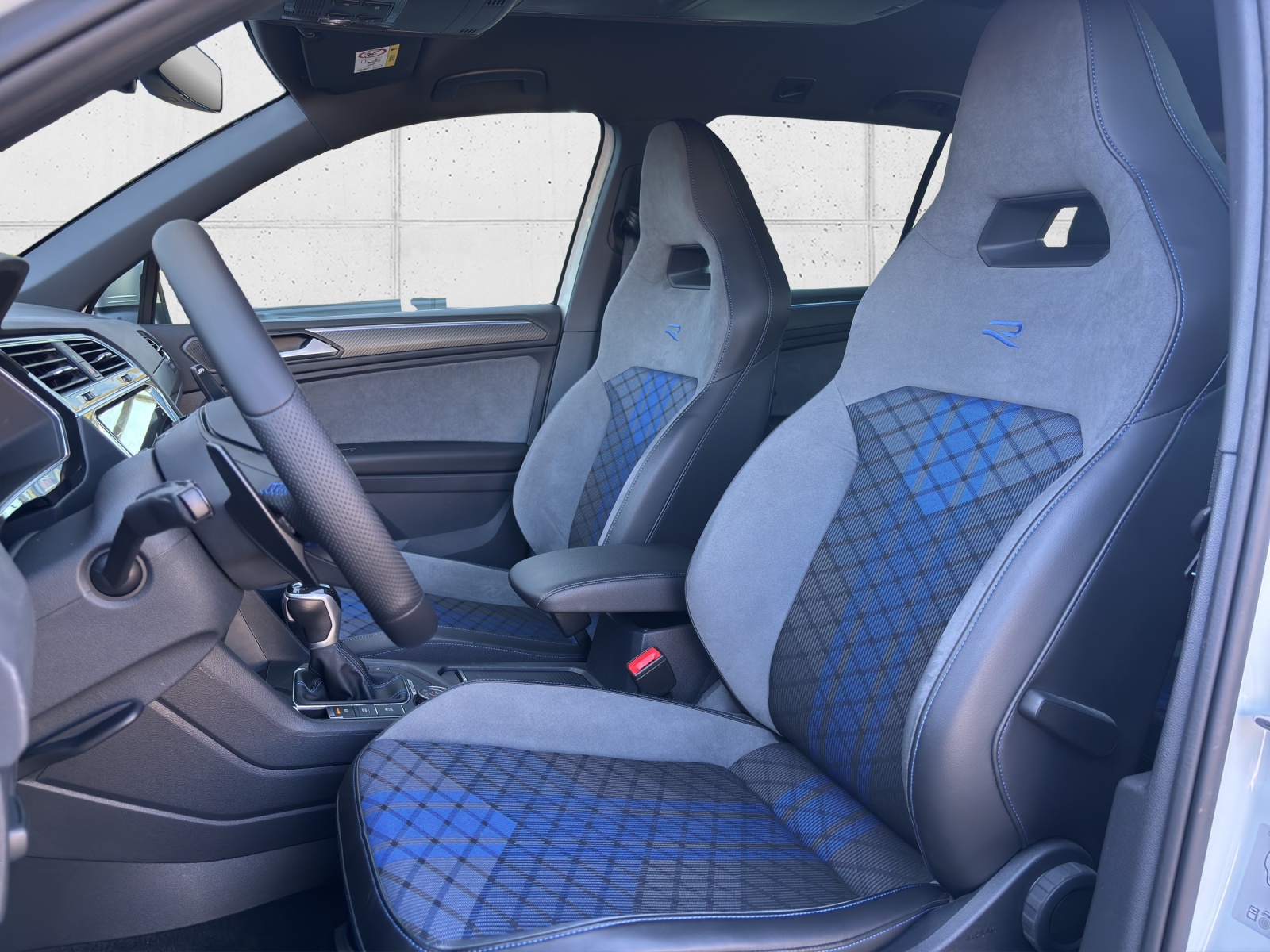 VW Tiguan 2.0TSI R 4Motion DSG mit AHK & Winterreifen-image-28