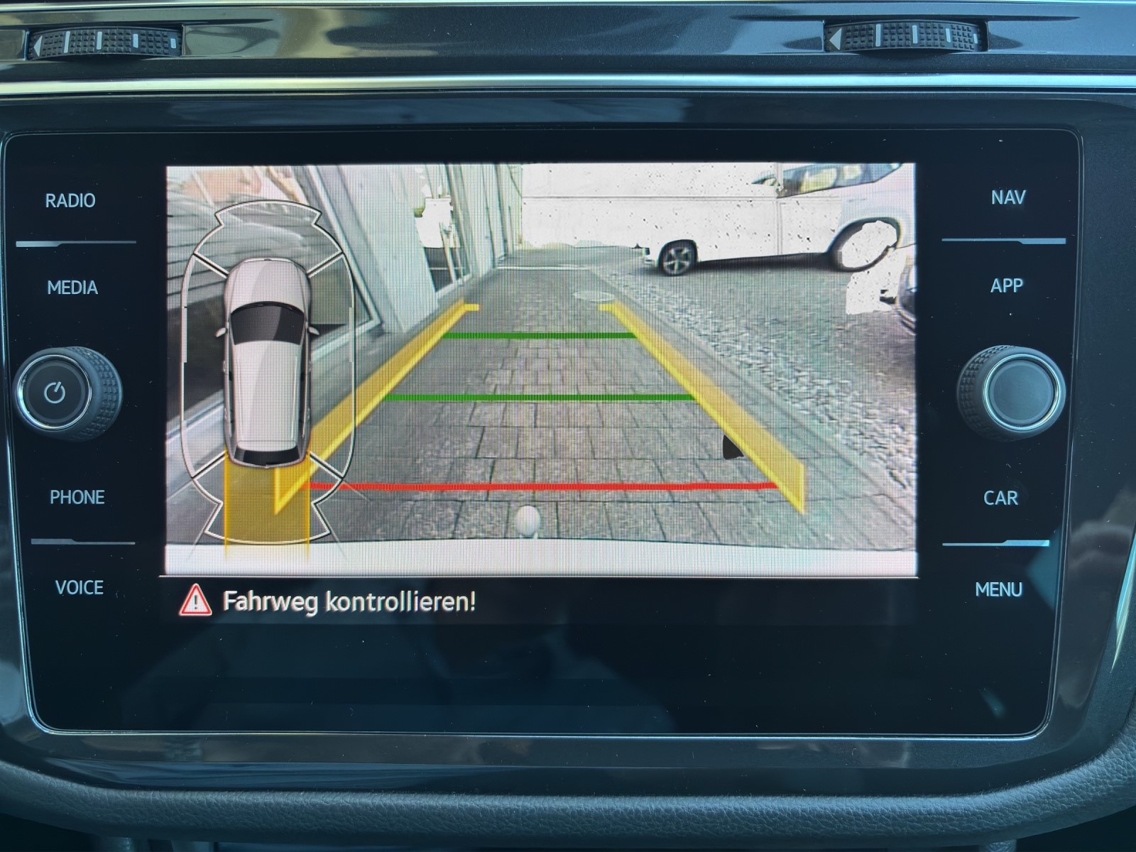 VW Tiguan 2.0TSI R 4Motion DSG mit AHK & Winterreifen-image-22
