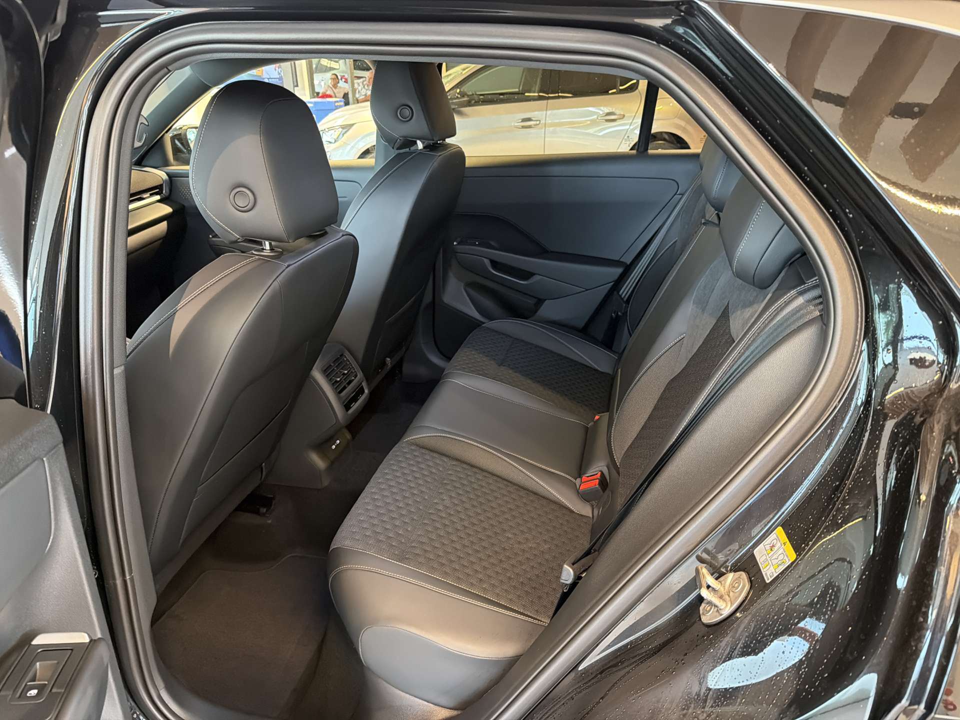 VW T-Roc 1.5 eTSi mHEV R-Line DSG-Automat-image-6