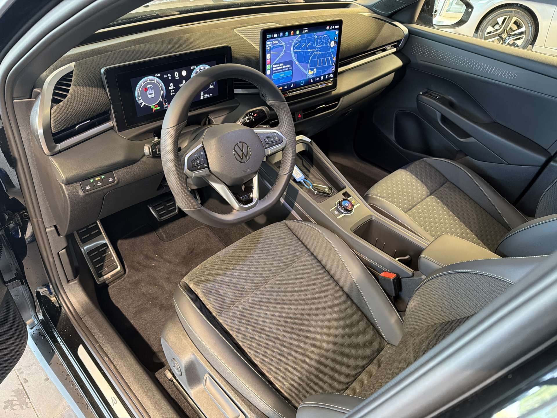 VW T-Roc 1.5 eTSi mHEV R-Line DSG-Automat-image-5