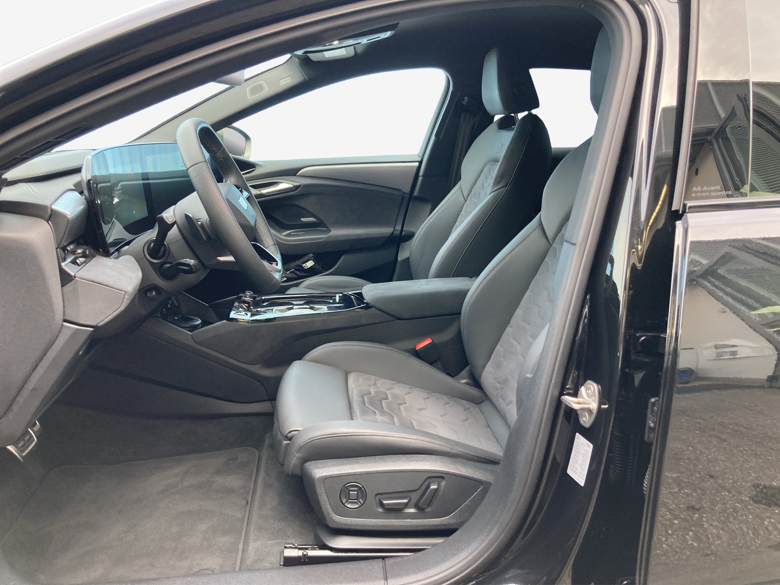 AUDI A6 Avant e-tron quattro-image-7