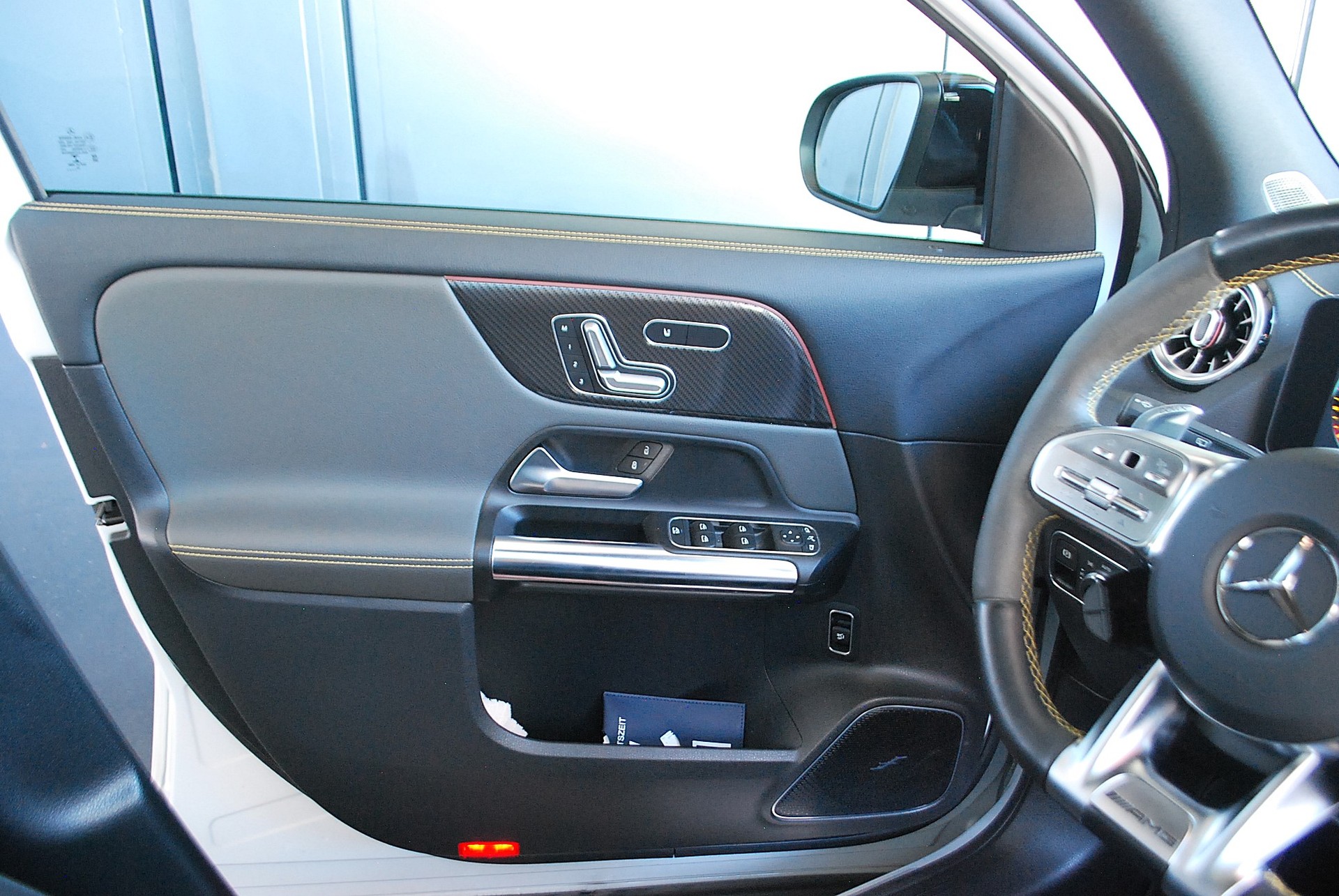 MERCEDES-BENZ GLA 45 S AMG 4Matic+ 8G-Speedshift DCT-image-11