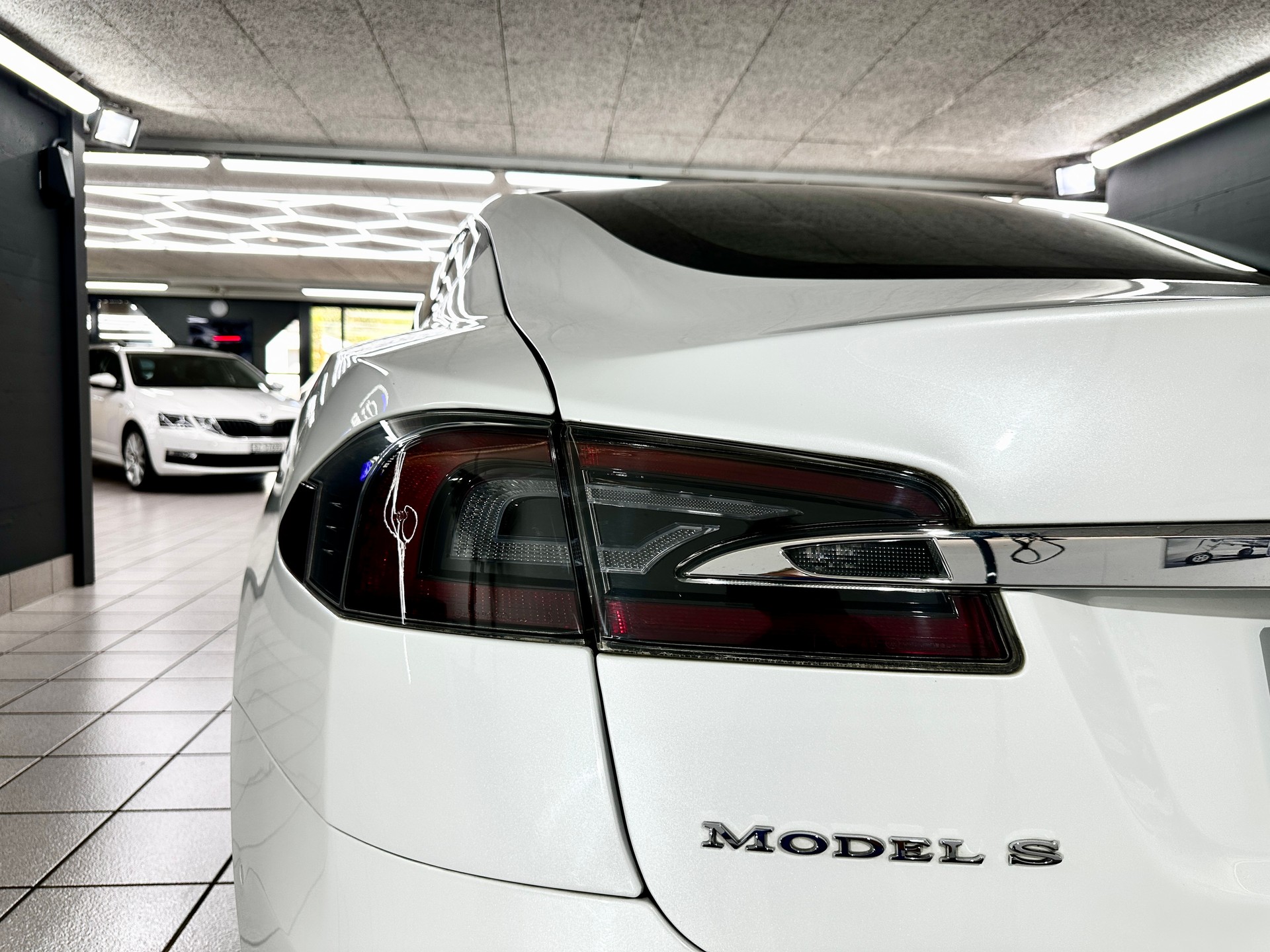 TESLA Model S 100 D-image-5