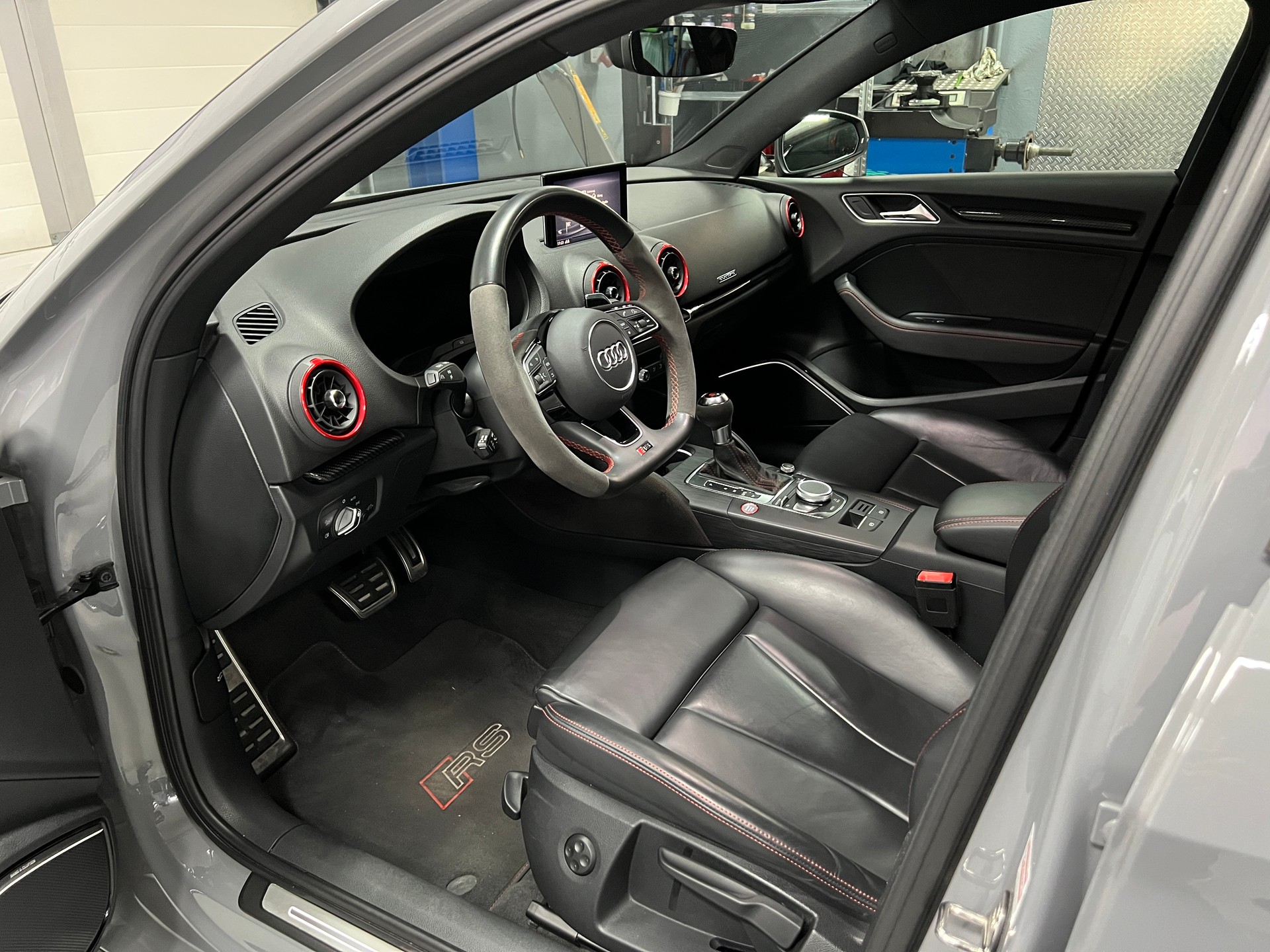 AUDI RS3 Limousine 2.5 TSI quattro S-tronic-image-4