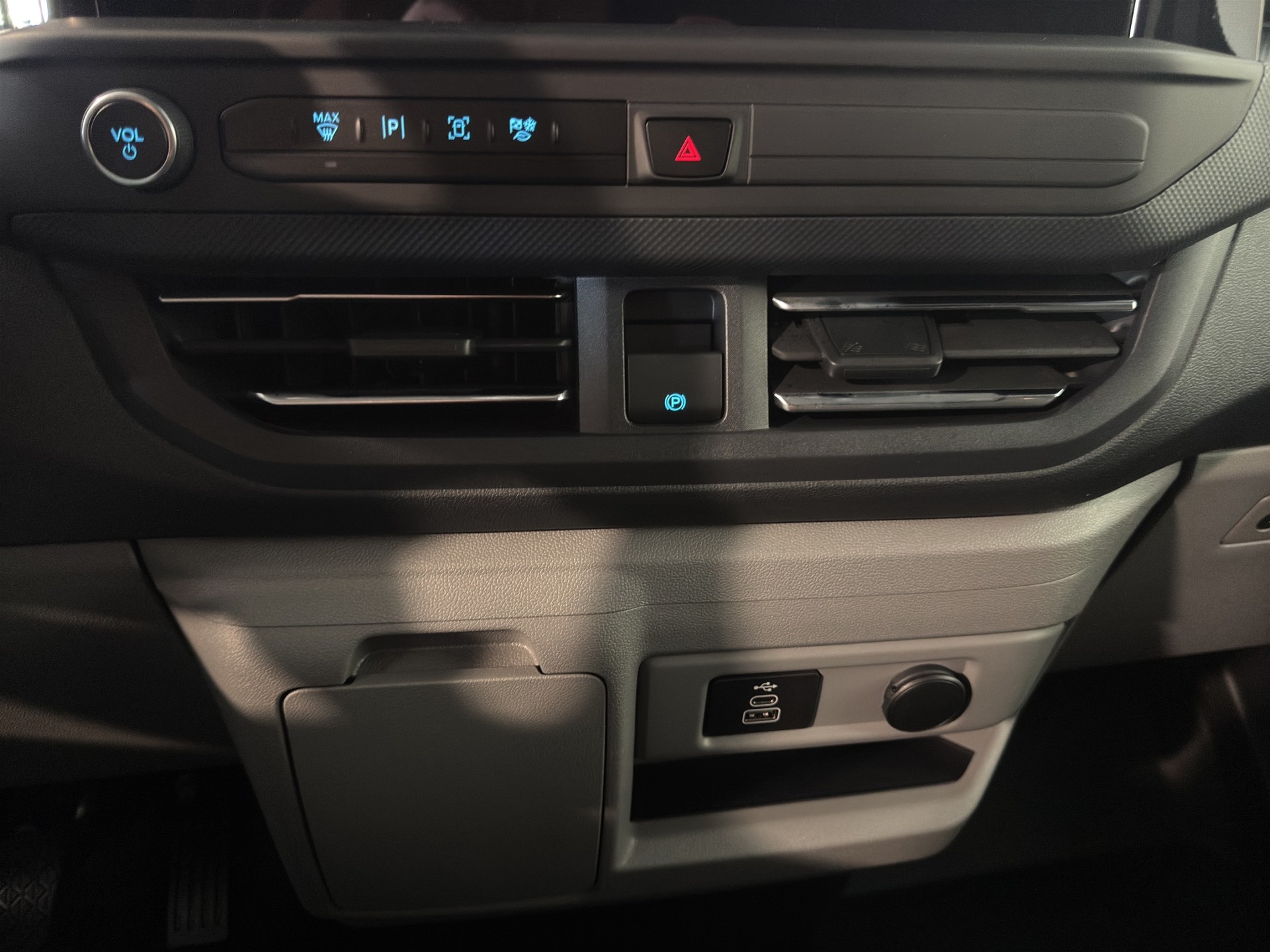 FORD Transit Custom Van 320 L1H1 Limited Automat 4x4-image-12