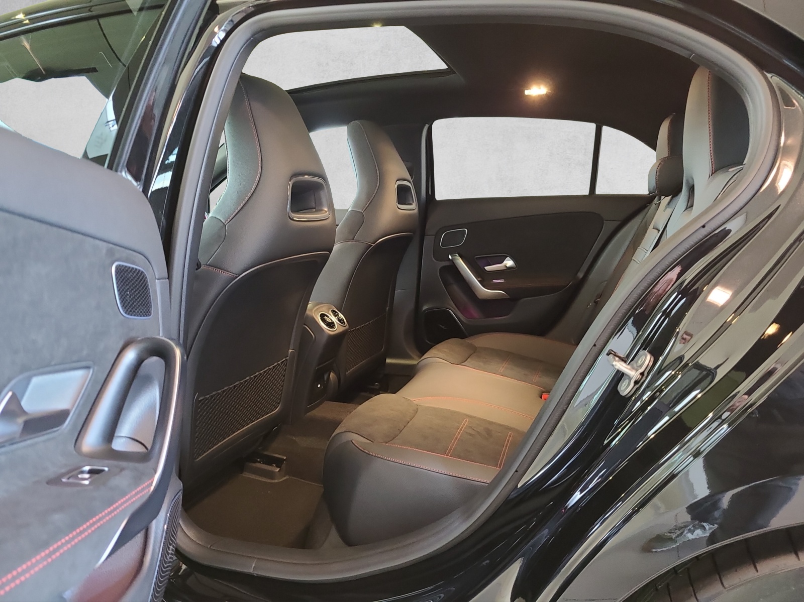 MERCEDES-BENZ A 35 4M AMG-image-12