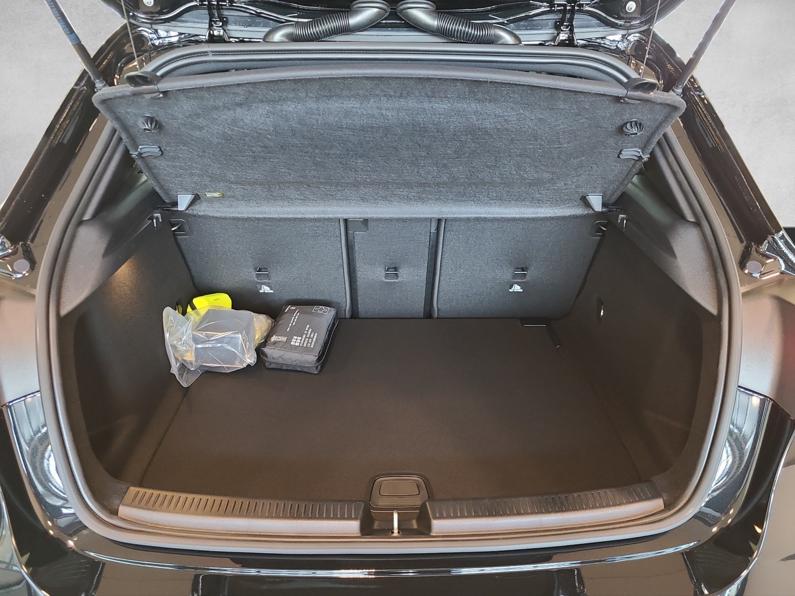 MERCEDES-BENZ A 35 4M AMG-image-13