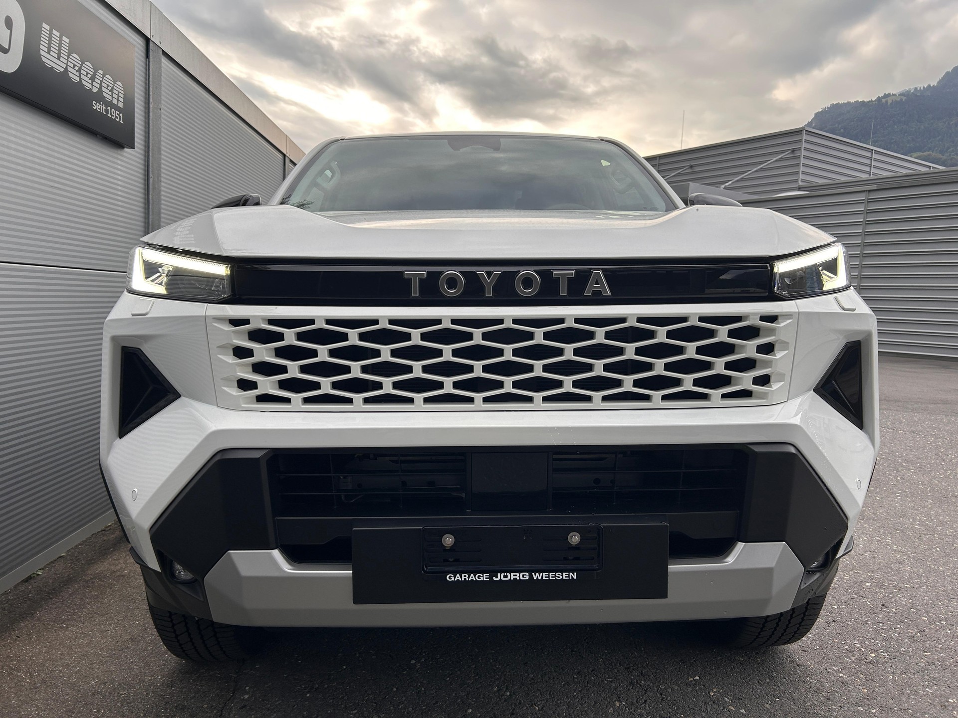 TOYOTA Hilux Double Cab.-Pick-up 2.8 D-4D MHEV 204 Advanced-image-1