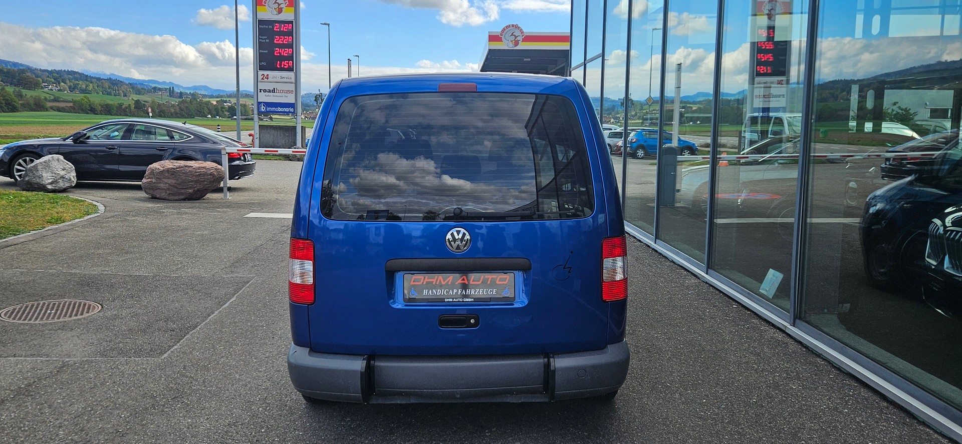 VW Behindertengerecht-Rampe / 5-Sitze & ein Rollstuhlfahrer/in-image-5