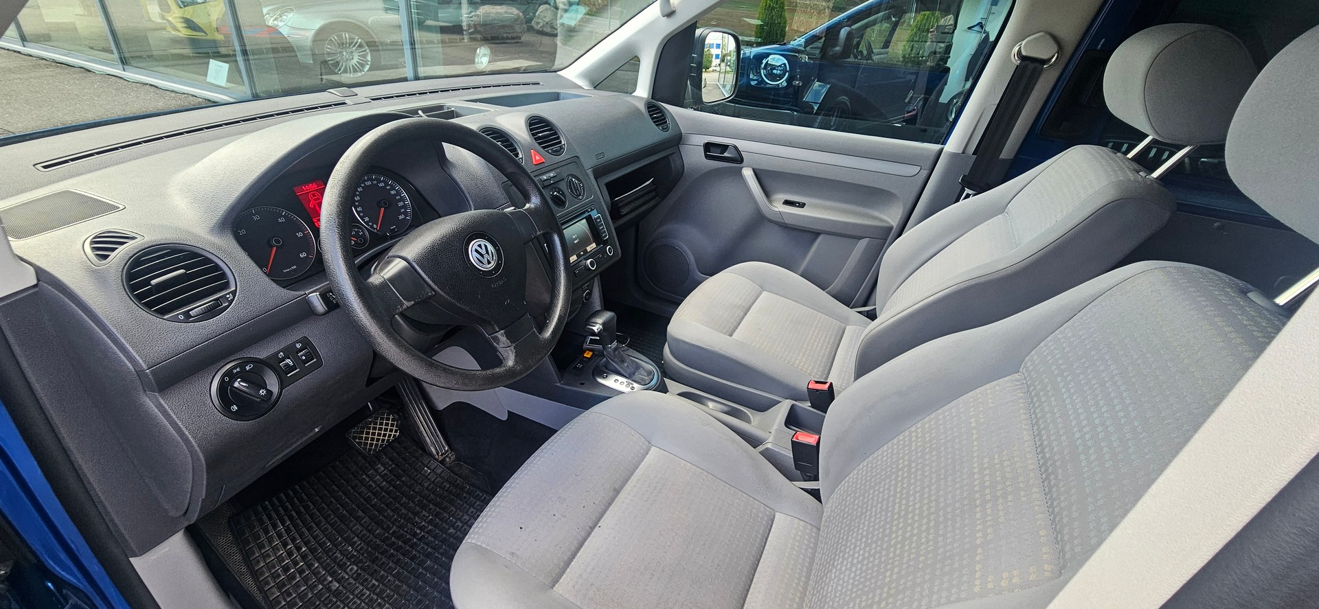 VW Behindertengerecht-Rampe / 5-Sitze & ein Rollstuhlfahrer/in-image-8