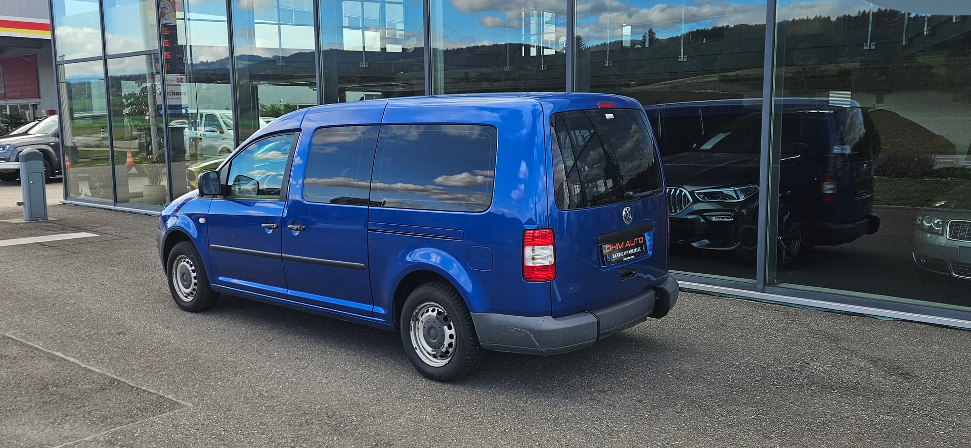 VW Behindertengerecht-Rampe / 5-Sitze & ein Rollstuhlfahrer/in-image-3